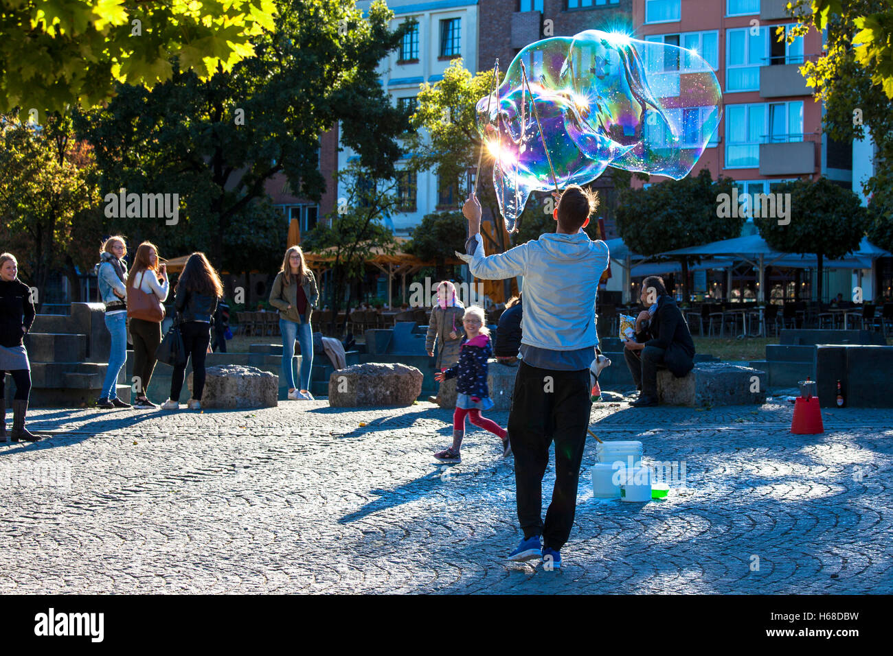 Deutschland, Köln, Mann macht Seifenblasen am Rhein Garten im alten Teil der Stadt... Stockfoto