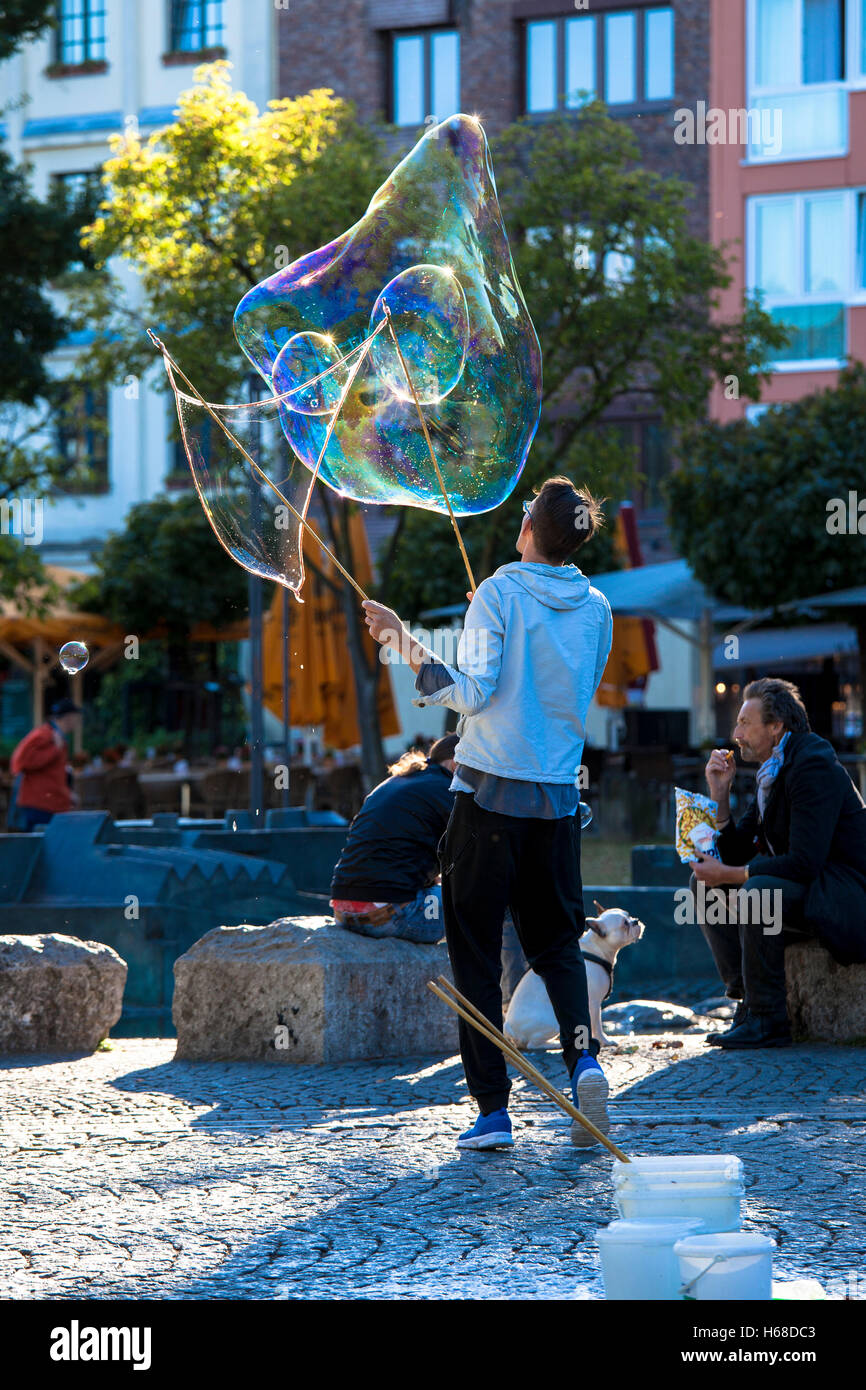 Deutschland, Köln, Mann macht Seifenblasen am Rhein Garten im alten Teil der Stadt. Stockfoto