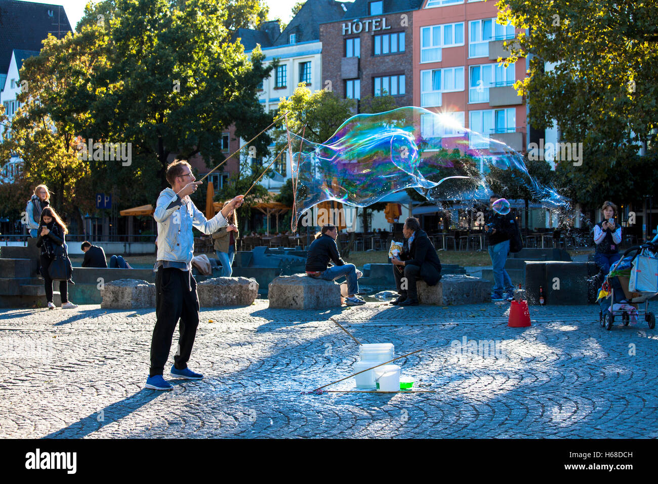Deutschland, Köln, Mann macht Seifenblasen am Rhein Garten im alten Teil der Stadt. Stockfoto