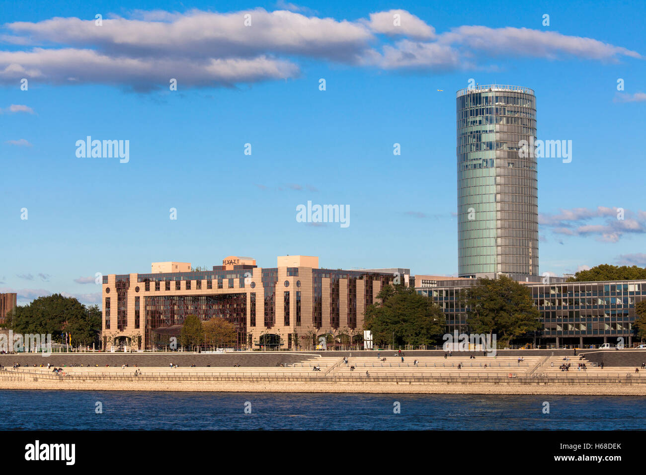 Deutschland, Köln, Hotel Hyatt Regency und das Köln-Triangle-Hochhaus im Stadtteil Deutz. Stockfoto Deutschland, Köln, Hotel Hyatt Regency und das Köln-Triangle-Hochhaus im Stadtteil Deutz. Stockfoto