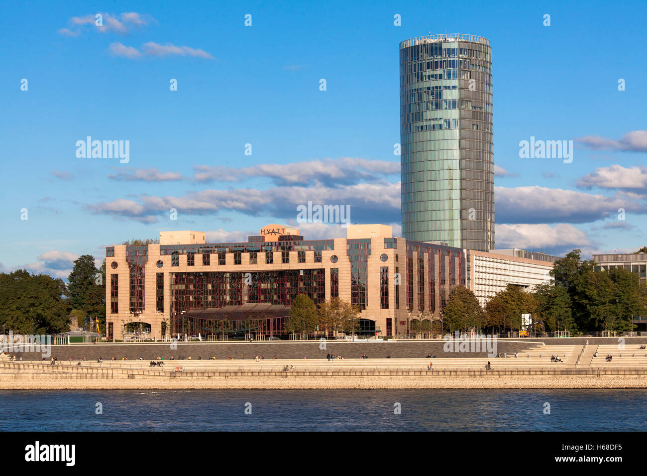 Deutschland, Köln, Hotel Hyatt Regency und das Köln-Triangle-Hochhaus im Stadtteil Deutz. Stockfoto Deutschland, Köln, Hotel Hyatt Regency und das Köln-Triangle-Hochhaus im Stadtteil Deutz. Stockfoto