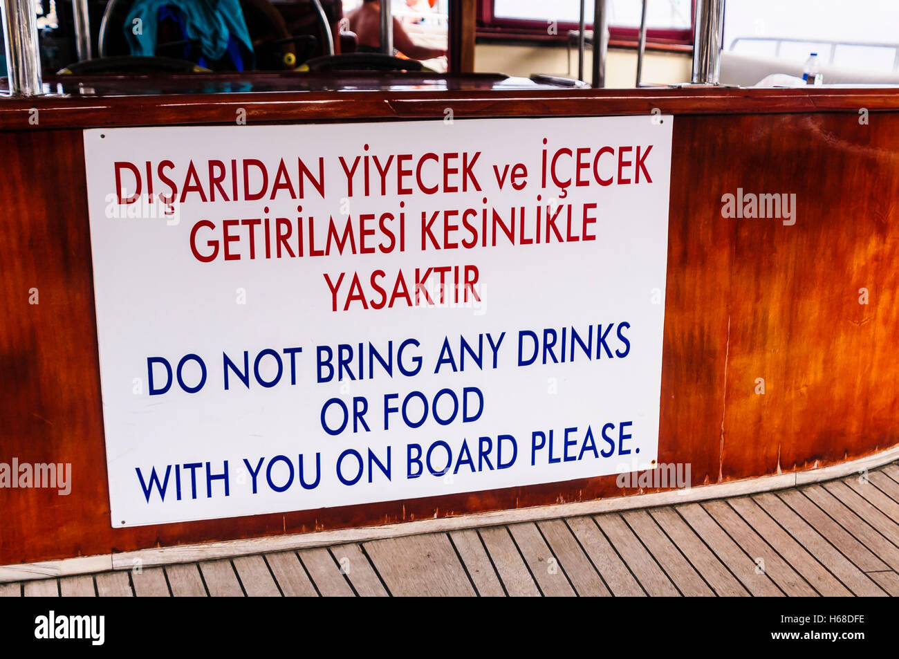 Melden Sie in Türkisch und Englisch Fragen Gäste nicht, eigene Speisen oder Getränke an Bord eines Schiffes zu bringen. Stockfoto