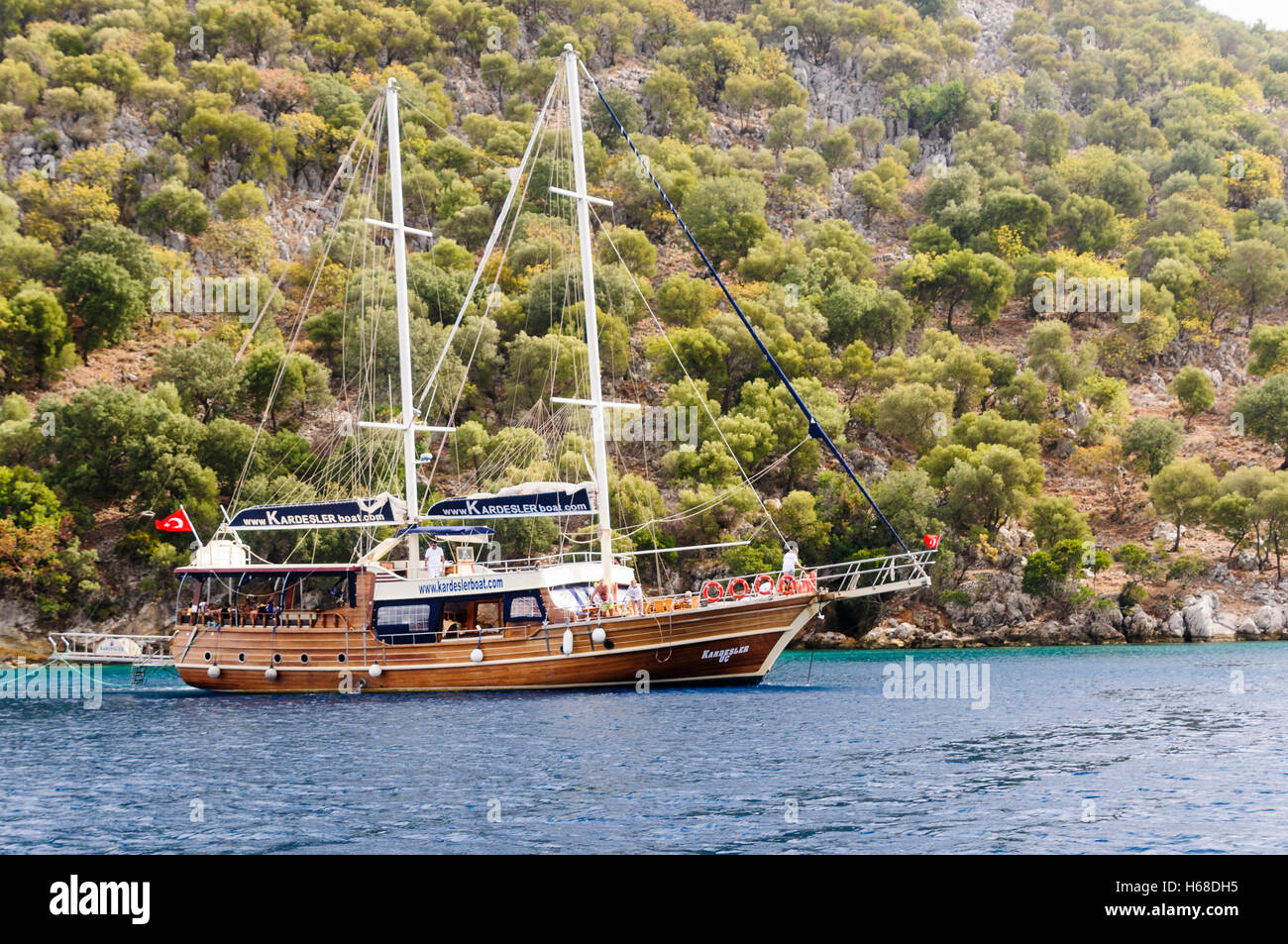 Eine Yacht verankert am Strand einer türkischen bewaldeten Insel. Stockfoto