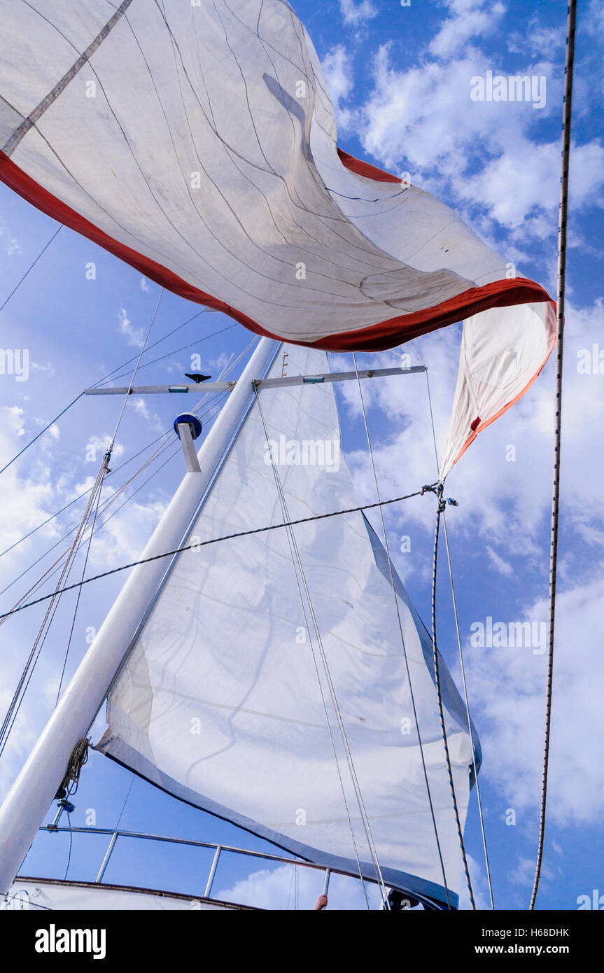 White canvas Segel eines Segelschiffs vor blauem Himmel mit Wolken. Stockfoto