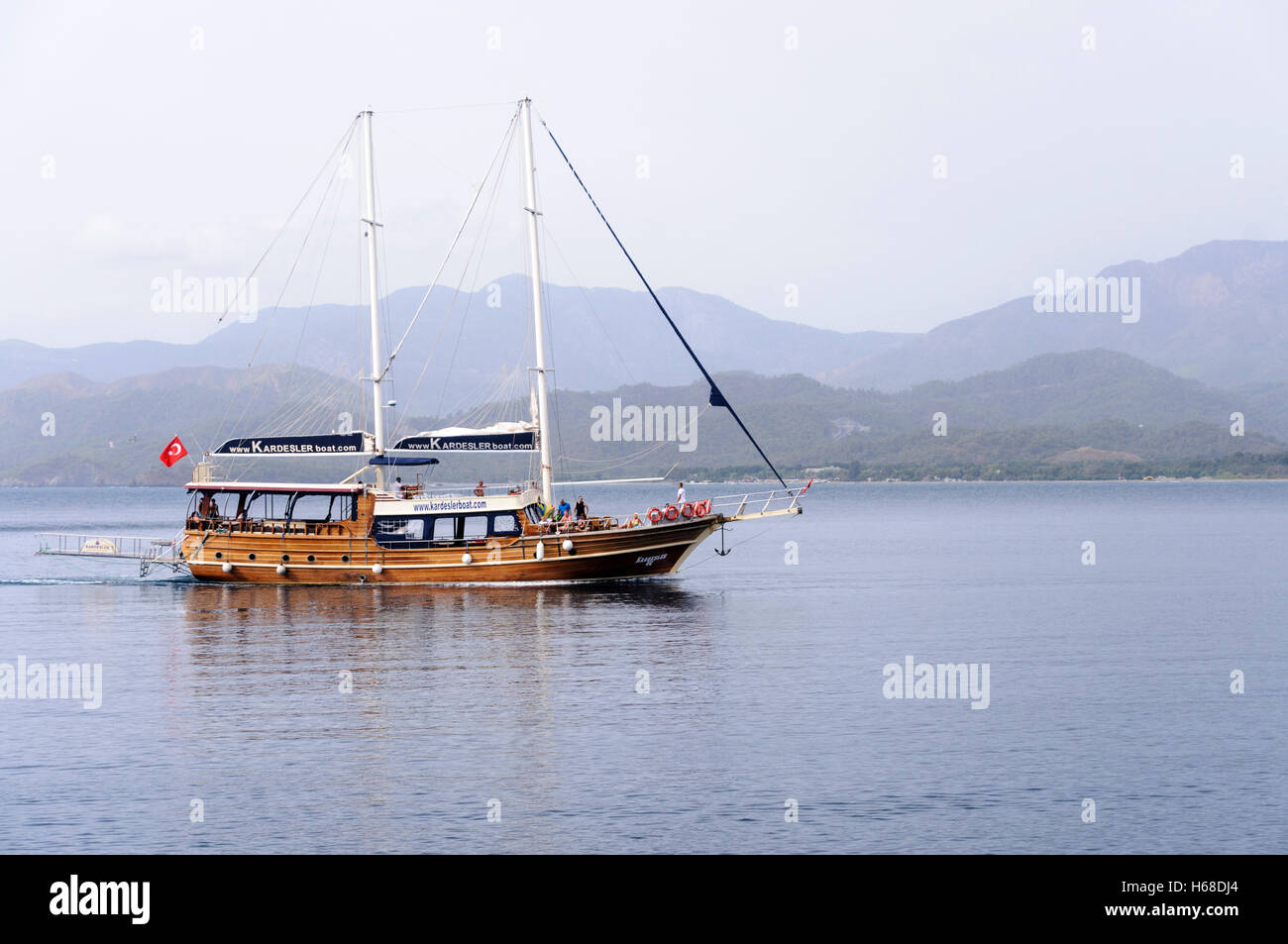 Eine hölzerne Yacht unter motor macht auf dem Meer aus Türkei. Stockfoto