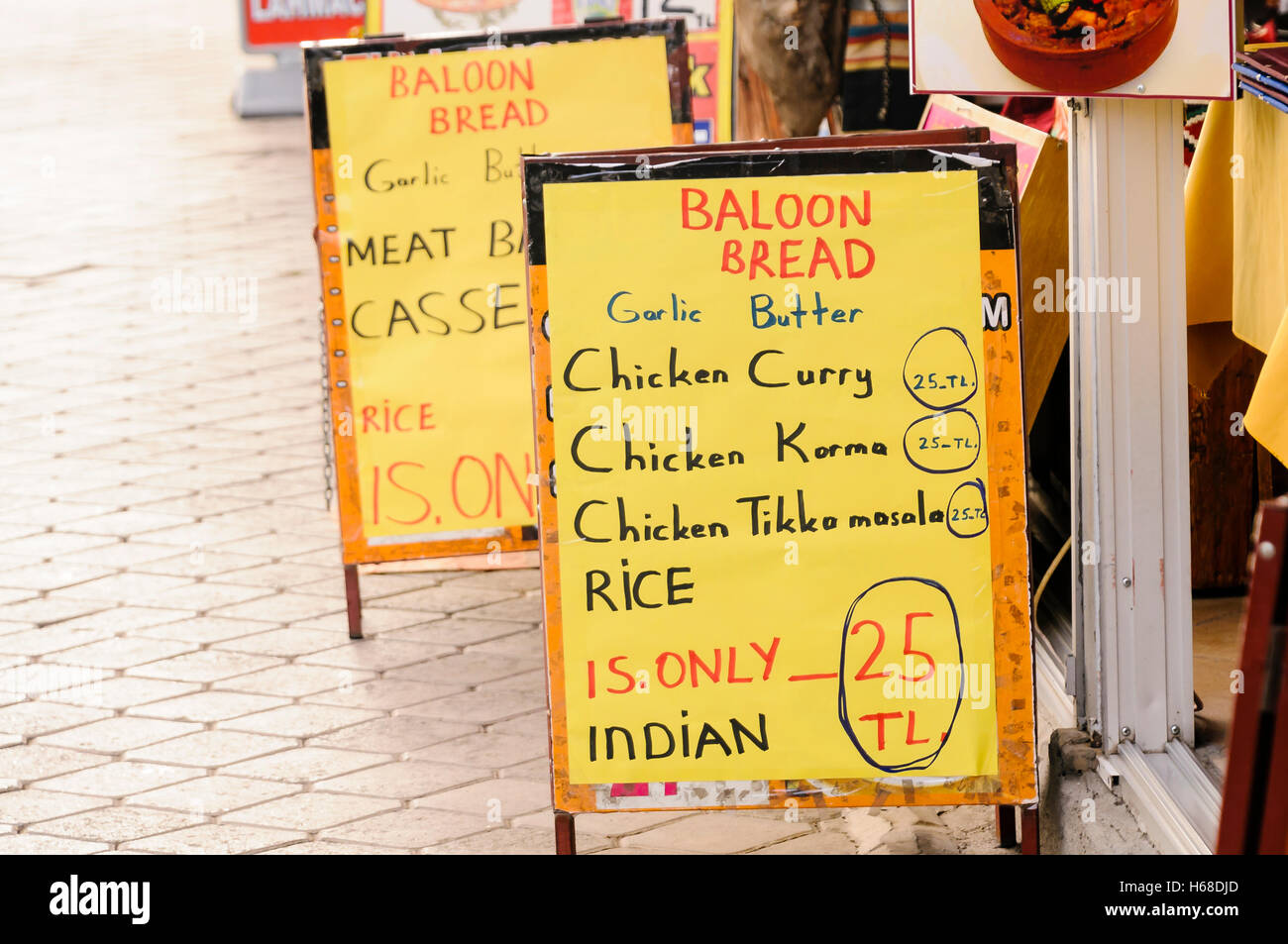 Ein Frame Zeichen außerhalb einer türkisch/Indian Restaurant Werbung Baloon (sic) Ballon Brot mit Curry, Korma, Tikka Masala und Tur Stockfoto