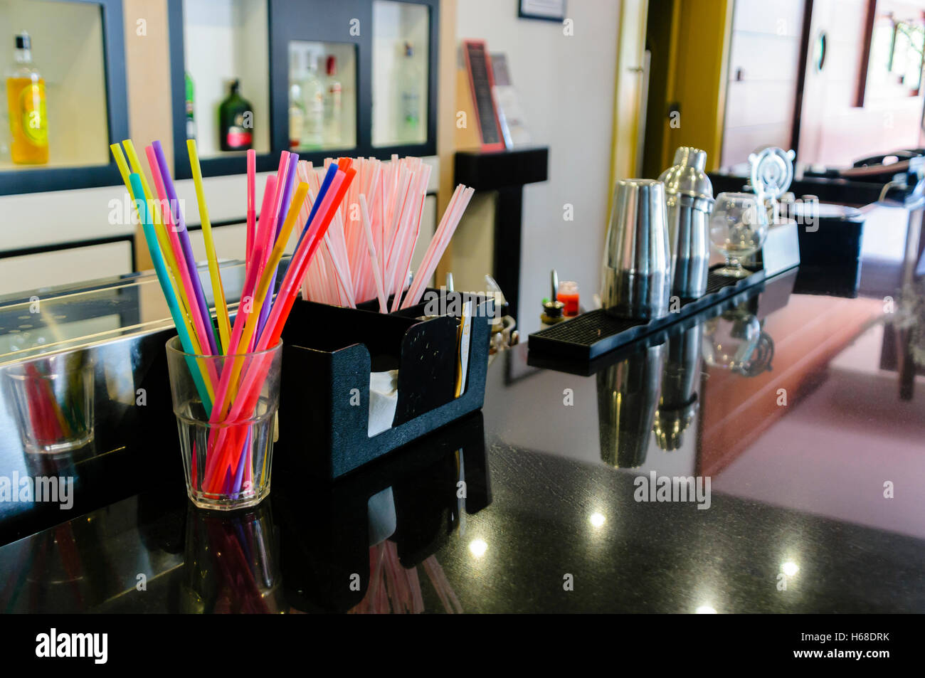 Strohhalme und cocktail Ausrüstung auf dem Tresen einer Bar. Stockfoto