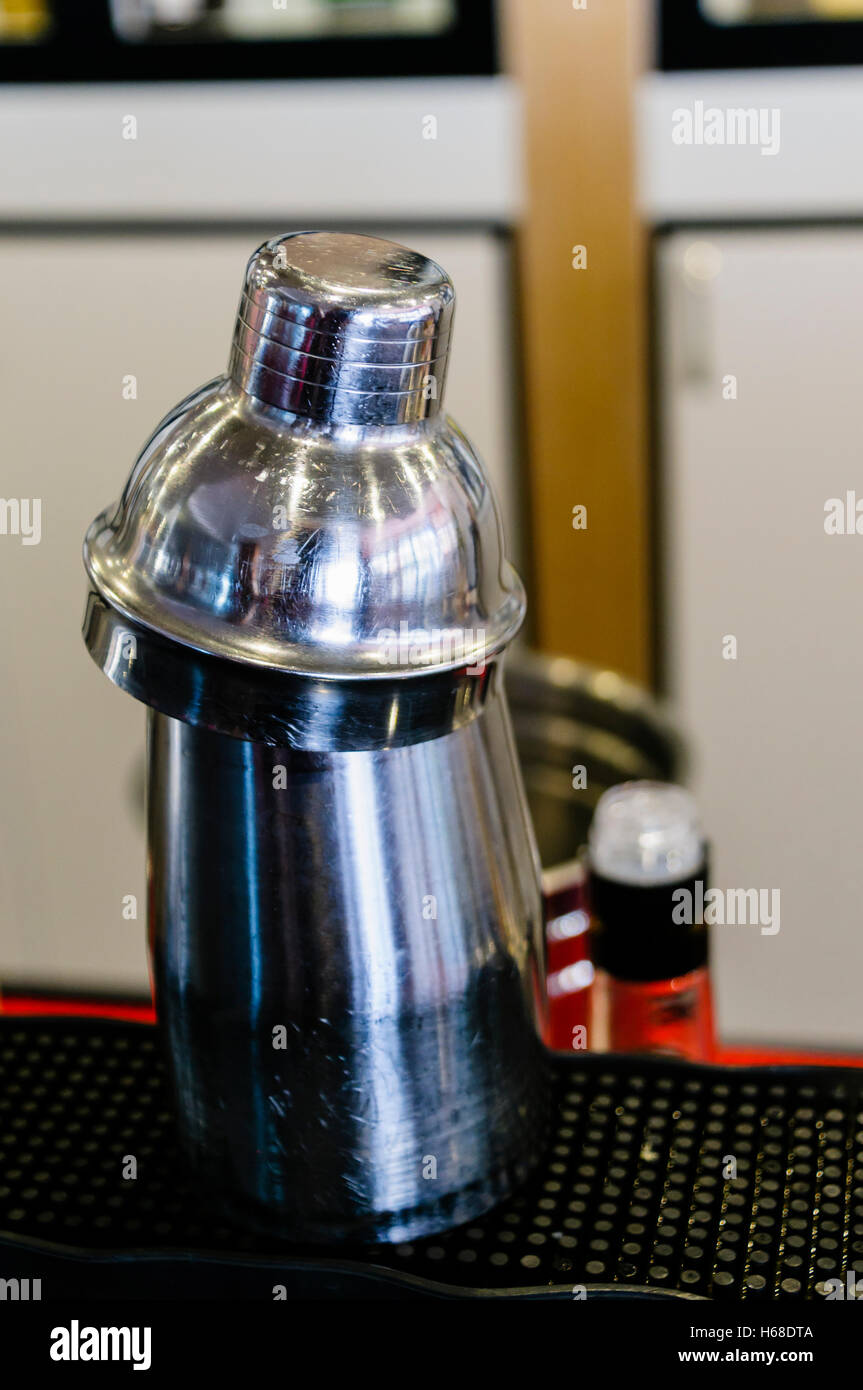 Silber cocktail-Shaker auf dem Tresen der Bar. Stockfoto