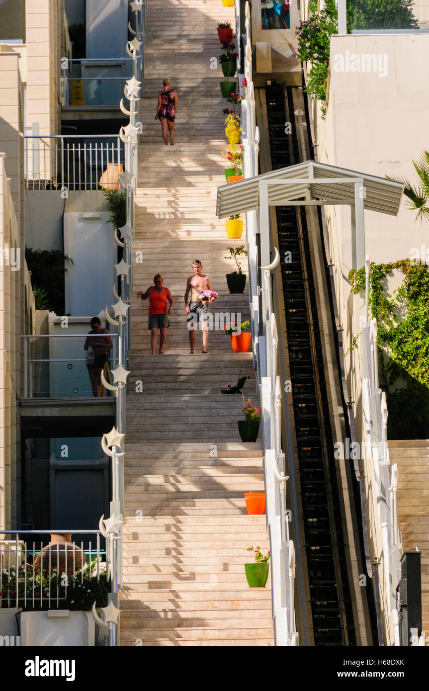 Menschen zu Fuß nach oben und unten eine sehr lange Reihe von außen Schritten verbinden Stockwerke eines Gebäudes. Stockfoto