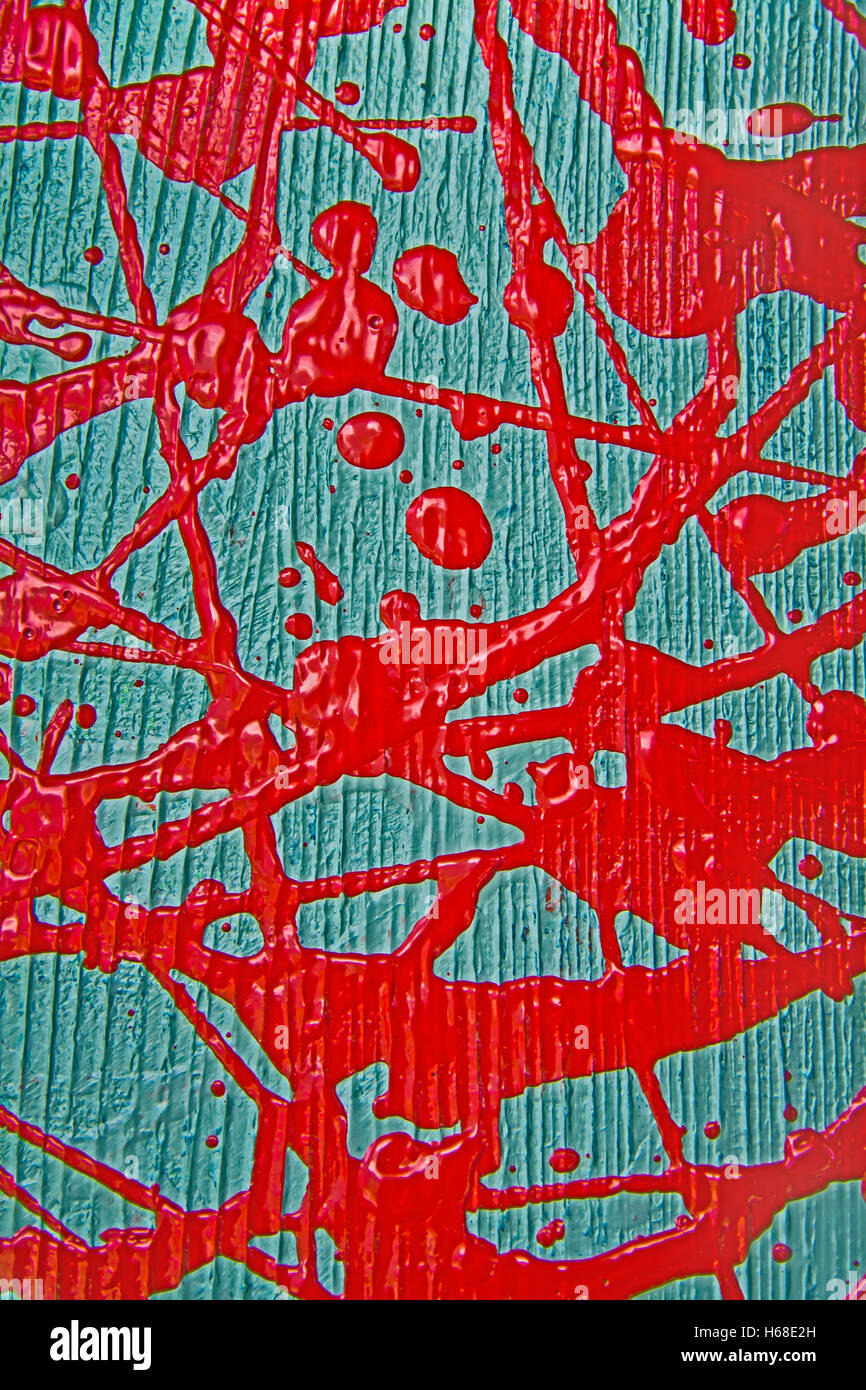 Rote Farbe Tropft. Detail der Malerei in Acryl auf Leinwand mit dem texturellen Hintergrund. Stockfoto