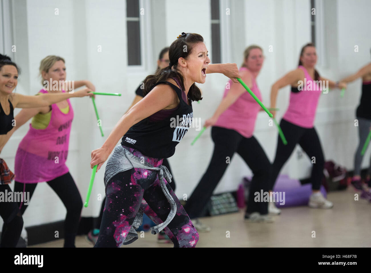 TeilnehmerInnen in Pfund-Fitness-Klasse, einstündigen Training Trommeln steigt Kern Kraft, Surrey, UK Stockfoto