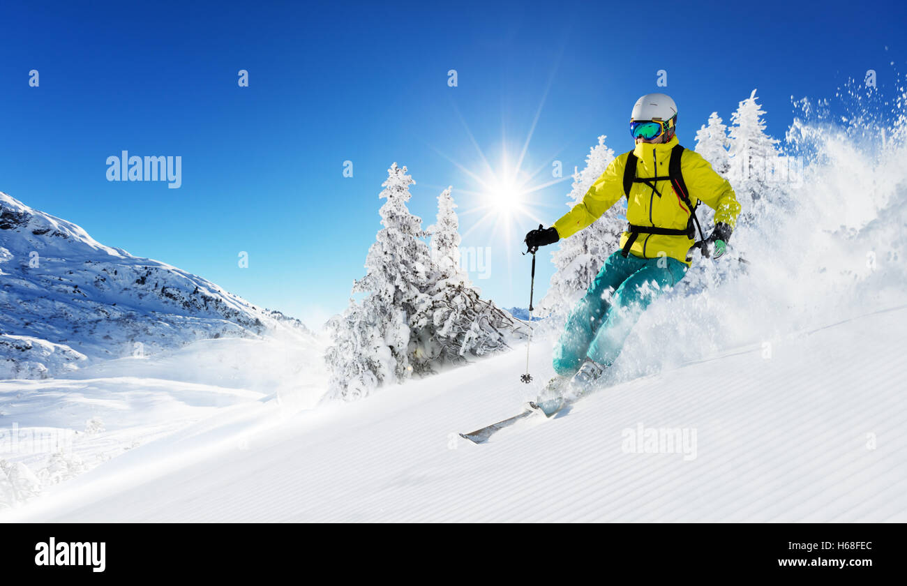 Skifahrer auf der Piste bergab im wunderschönen alpinen Landschaft laufen. Blauen Himmel im Hintergrund. Freiraum für text Stockfoto