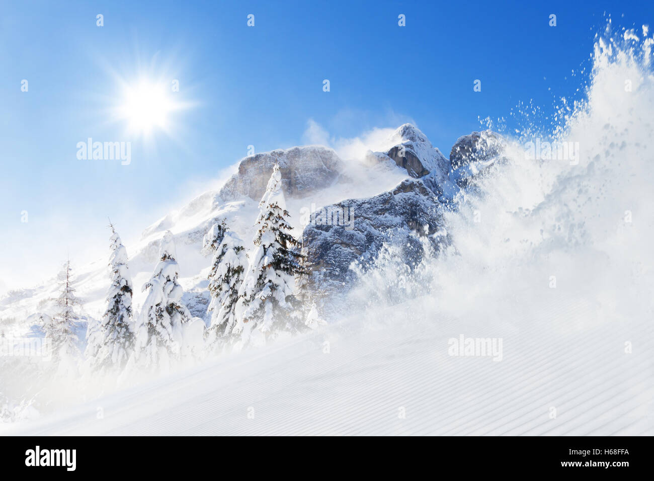 Schönen Winter Piste mit frischem Pulverschnee. Landschaft mit Fichten, blauer Himmel mit Sonnenlicht und alpinen Hochgebirge auf Stockfoto