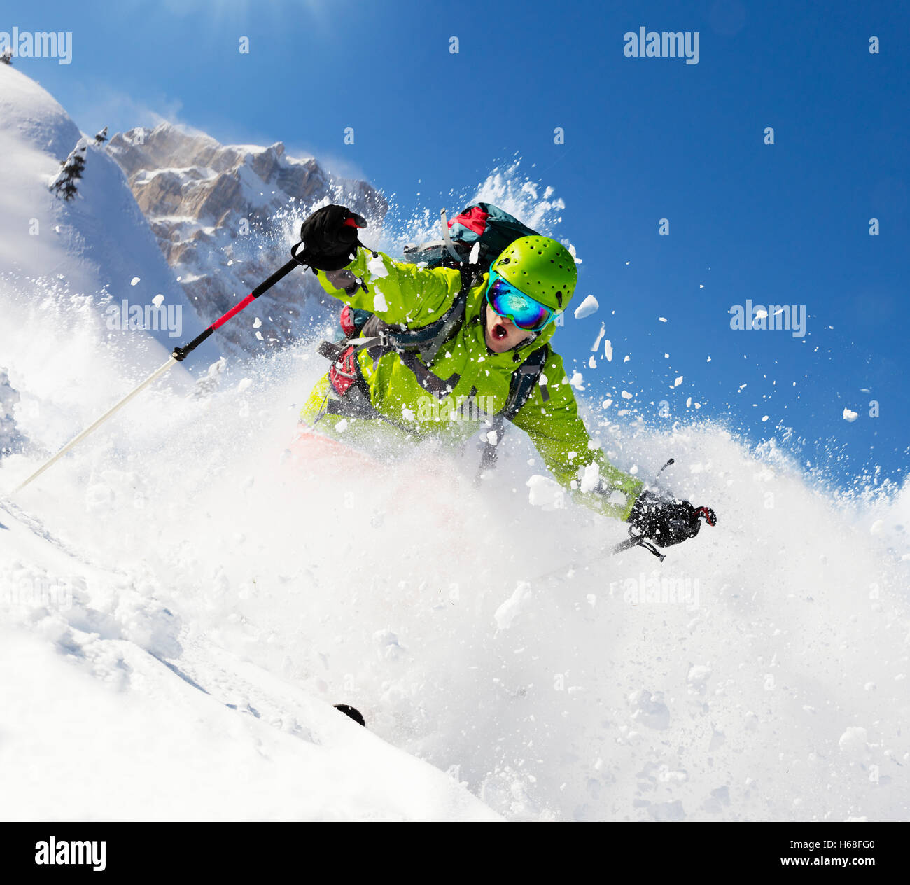 Skifahrer auf der Piste bergab im wunderschönen alpinen Landschaft laufen. Blauen Himmel im Hintergrund. Freiraum für text Stockfoto