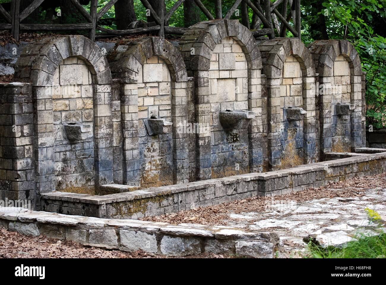 Ein alter Brunnen in der Nähe von Thessaloniki in Griechenland Stockfoto