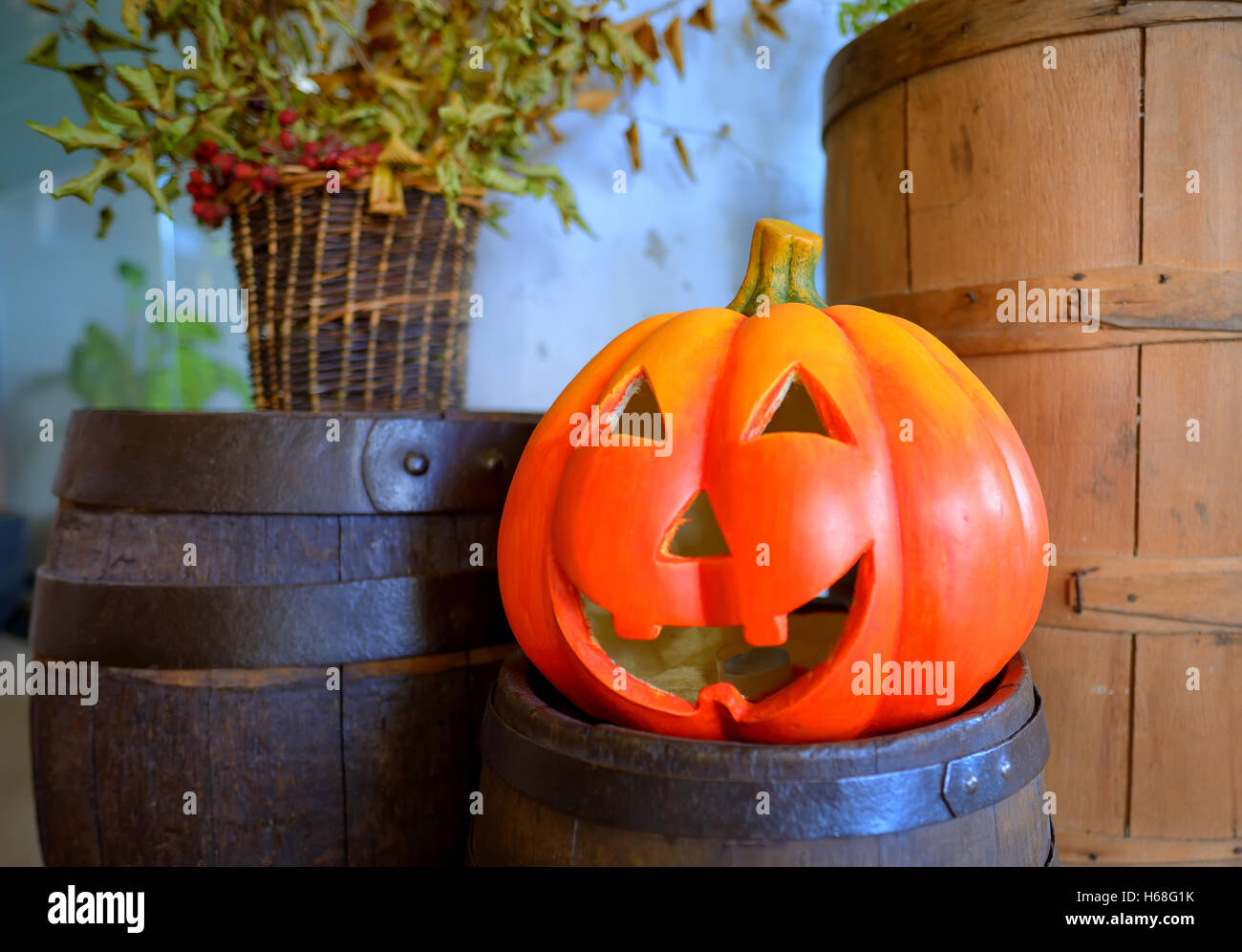 Halloween Kürbis Kopf Jack Laterne im Holzfass Stockfoto