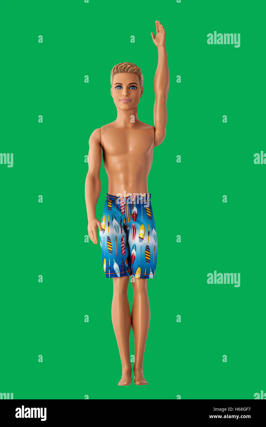 Barbies Freund Ken Strand Shorts einem erhobenen Arm tragen. Chromakey  grünen Hintergrund Stockfotografie - Alamy