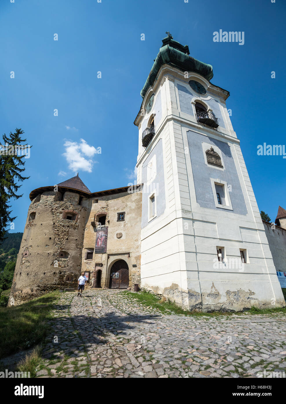 Banska Stiavnica, Slowakei - august 06, 2015: Haupteingang auf der alten Burg in Banska Stiavnica, Slowakei. Stockfoto