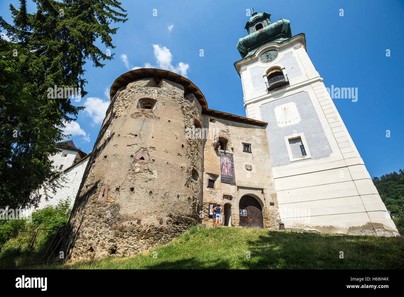 Banska Stiavnica, Slowakei - august 06, 2015: Haupteingang auf der alten Burg in Banska Stiavnica, Slowakei. Stockfoto