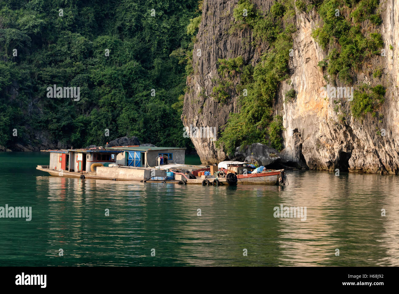 Boat House in Ha Long Bay Stockfoto