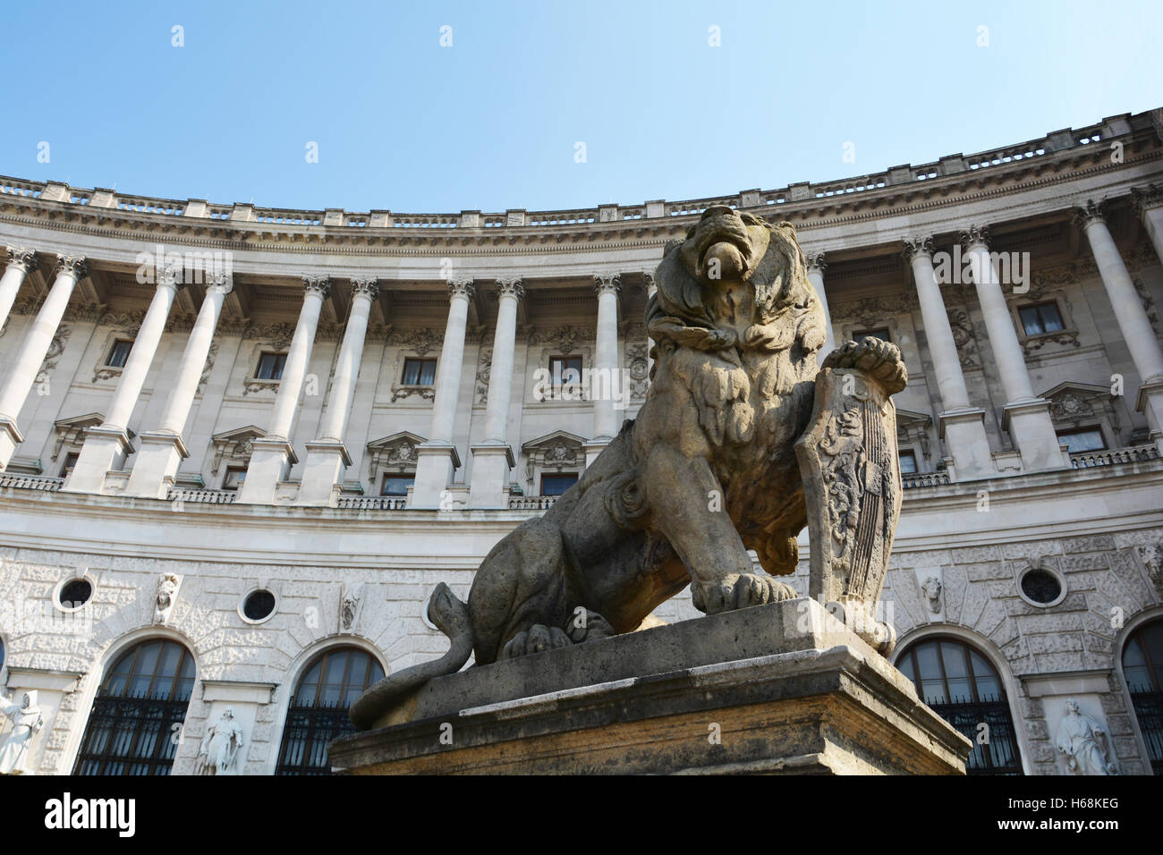 eine Statue eines Löwen im Wiener Palais Stockfoto