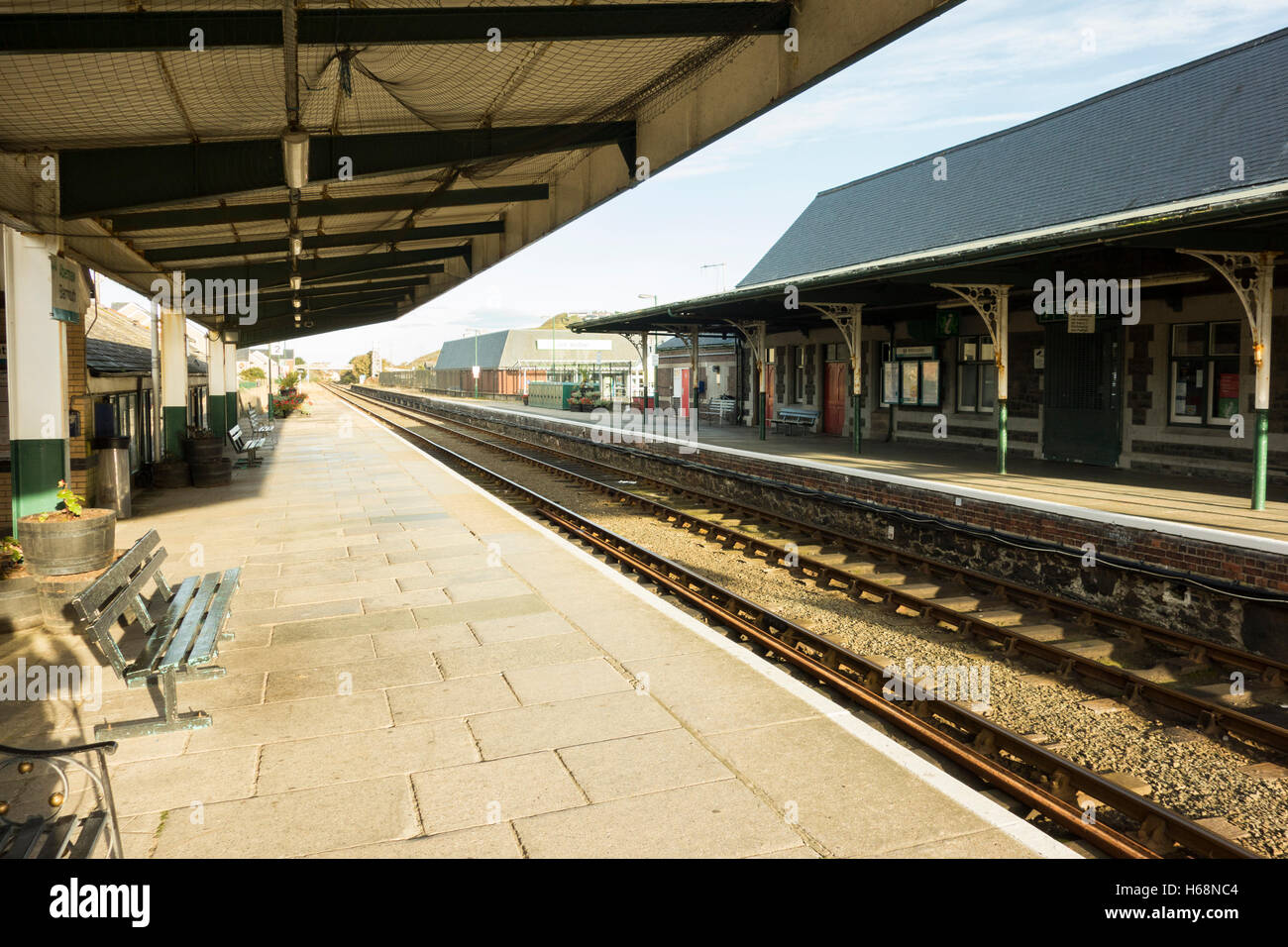 Barmouth Bahnhof mit einer leeren Plattform in Nord-wales Stockfoto