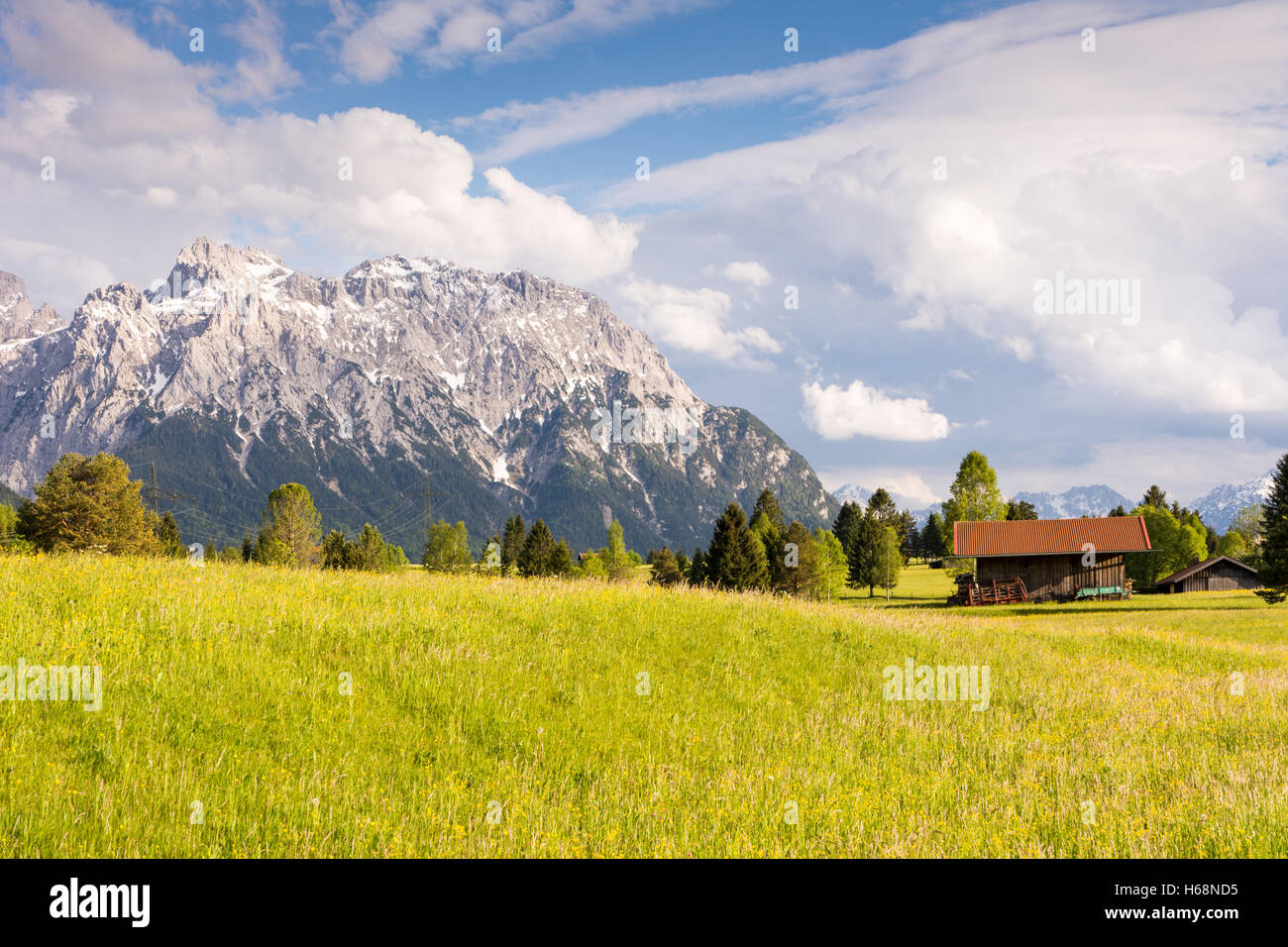 Alpine Scheune im Karwendel-Gebirge (Bayern, Deutschland) Stockfoto