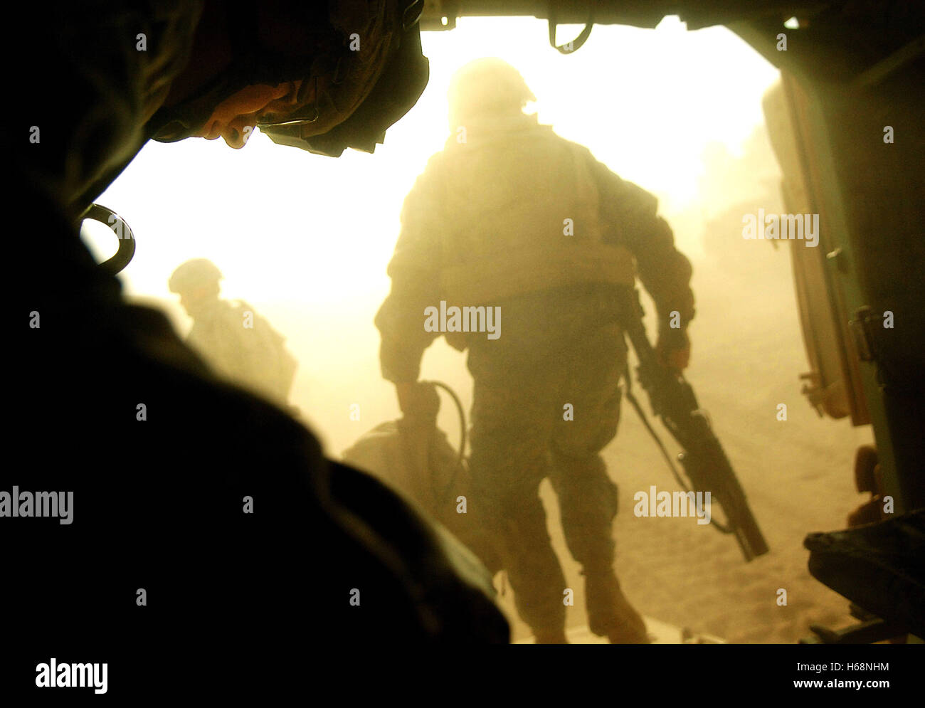 Ein Soldat der US-Armee bereitet sich auf eine M-2 Bradley kämpfen Fahrzeug am Lager Ar Ramadi, Irak, nach einer Razzia in der Tameem Bezirk von Ramadi, Irak zu beenden. DoD-Foto von techn. Sgt. Jeremy T. Lock, US Air Force Stockfoto