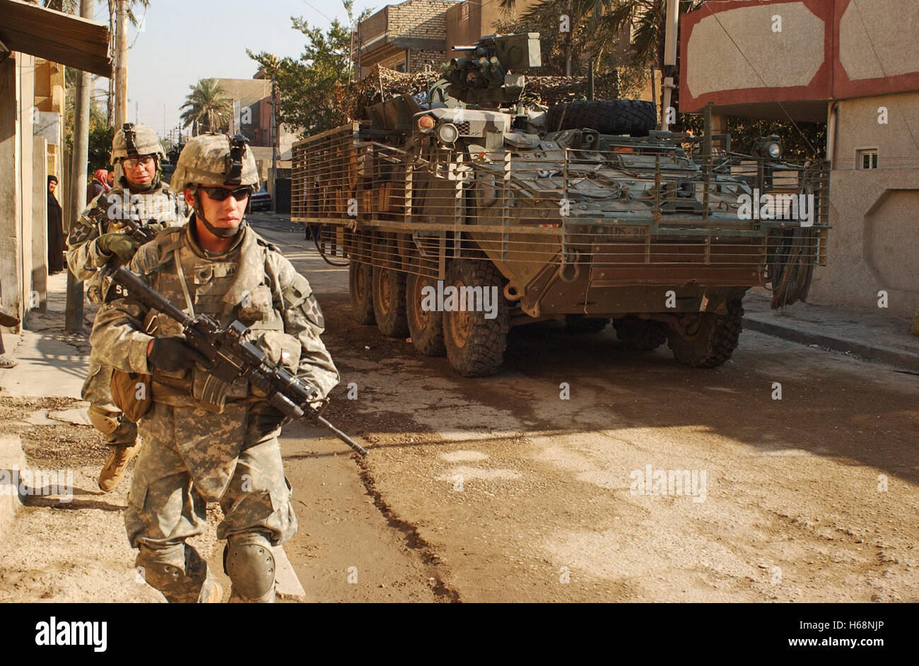 Soldaten der US Army bieten Sicherheit für Soldaten der irakischen Armee während einer Patrouille in Adhamiya, Irak.  Die Absicht der Patrouille ist religiös motivierter Gewalt und Aufständischen Aktivität zu verringern, gleichzeitig die irakischen Sicherheitskräfte Fähigkeiten.  DoD-Foto von Spc. Jeffrey Alexander, US-Armee Stockfoto