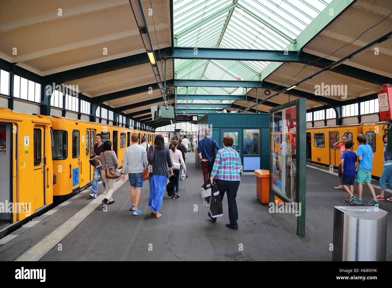 Eine typische Underground (UBahn) Station in Berlin, Deutschland Stockfotografie Alamy