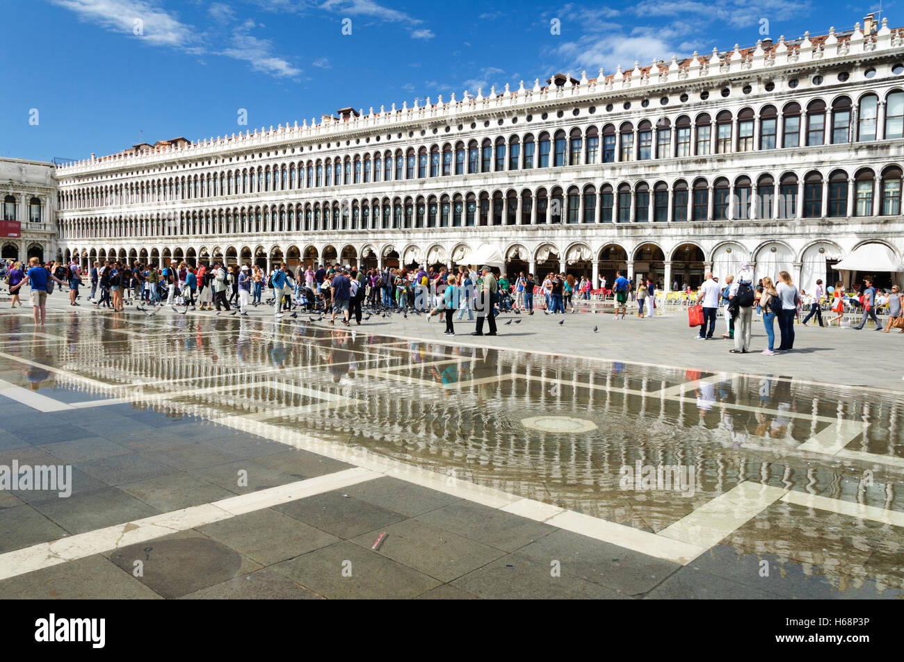 Piazza San Marco-Platz in Italien mit Menschen und Dogenpalast im Hintergrund Stockfoto