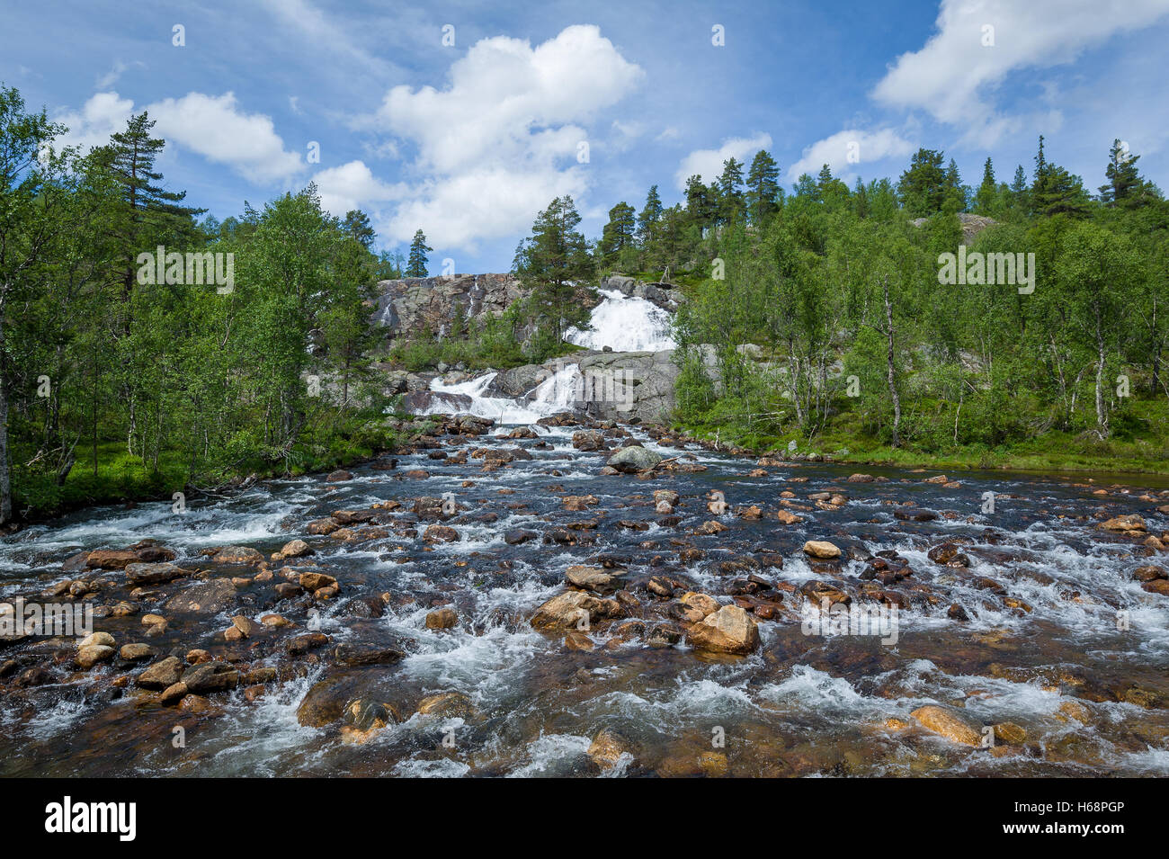 Wasserfall auf dem Bergfluss in Norwegen. Stockfoto