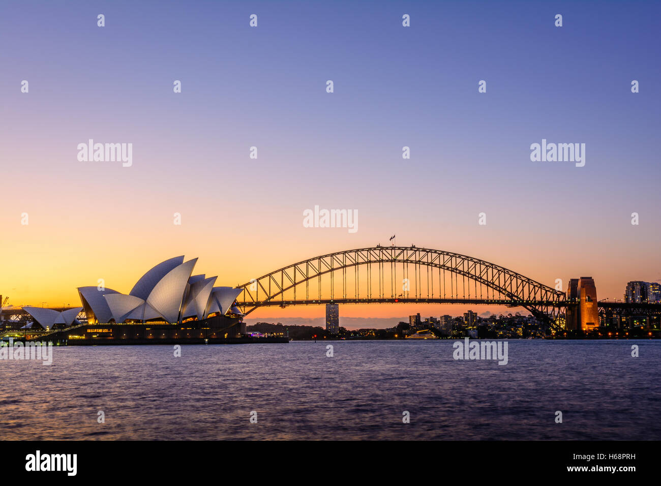 Sidney Bay Farbe Sunset mit Opernhaus und Brücke, Australien Stockfoto