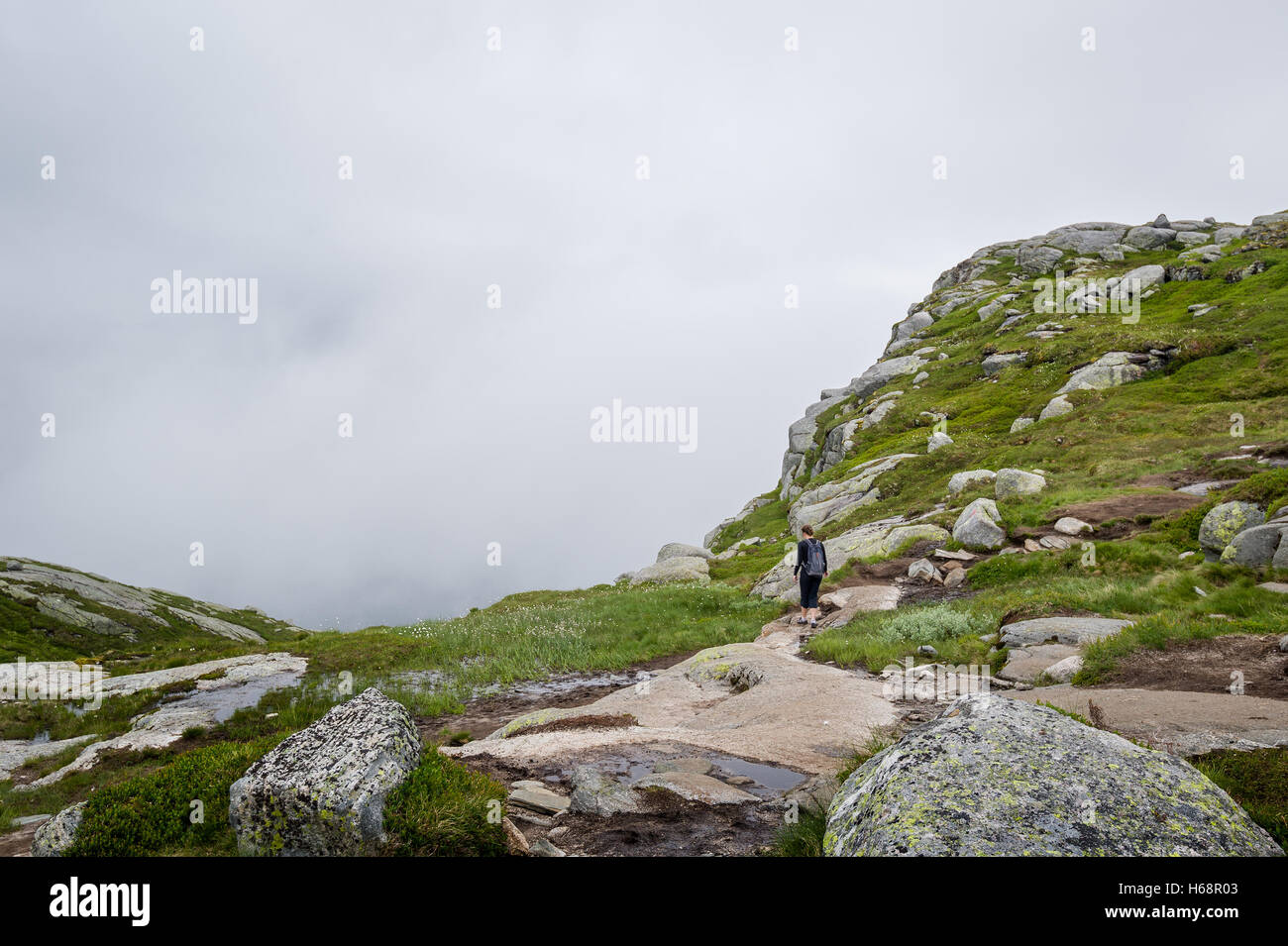 Frau Wanderer auf dem Weg zum Kjerag. Norwegens Natur. Stockfoto