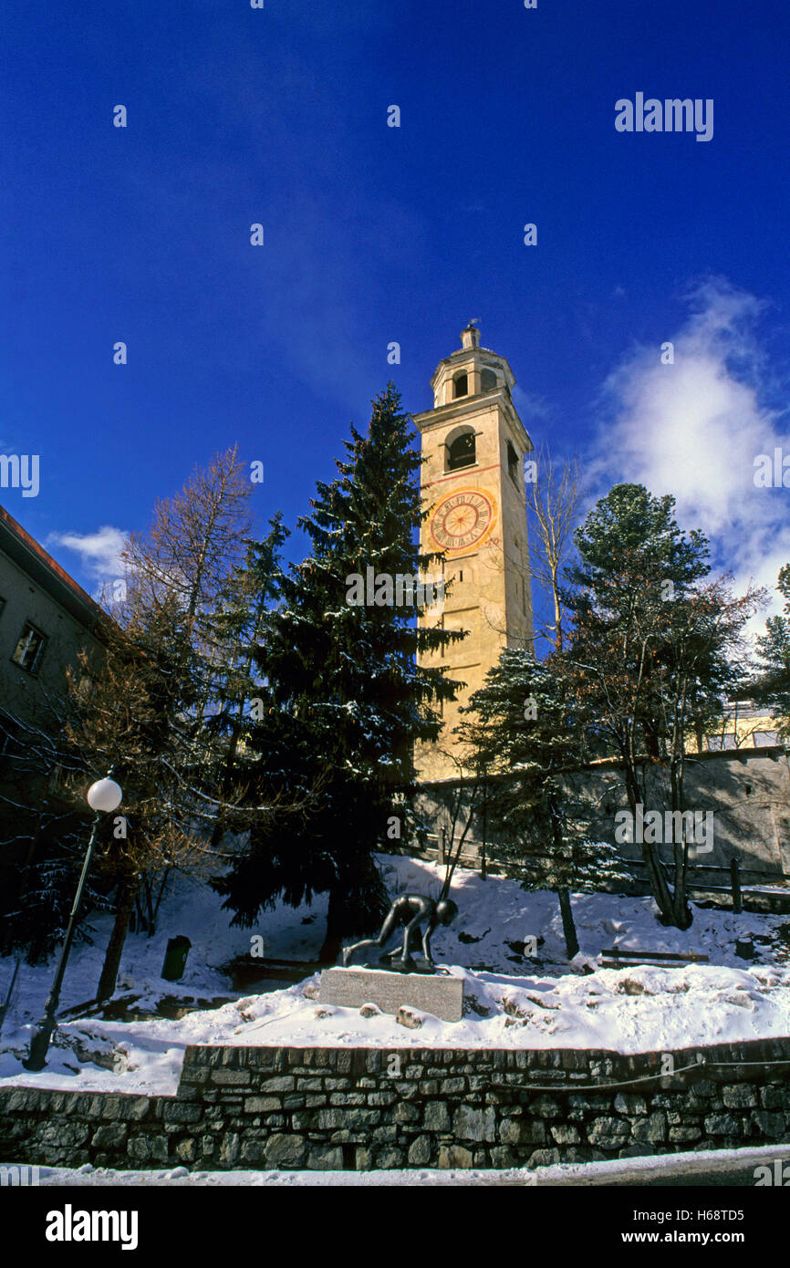 Schiefen Turm und Cresta-Fahrer Skulptur (von David Wynne), St. Moritz, Engadin, Schweiz, Europa Stockfoto