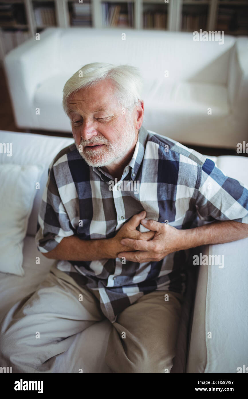 Ältere Mann leidet unter Schmerzen in der Brust Stockfoto