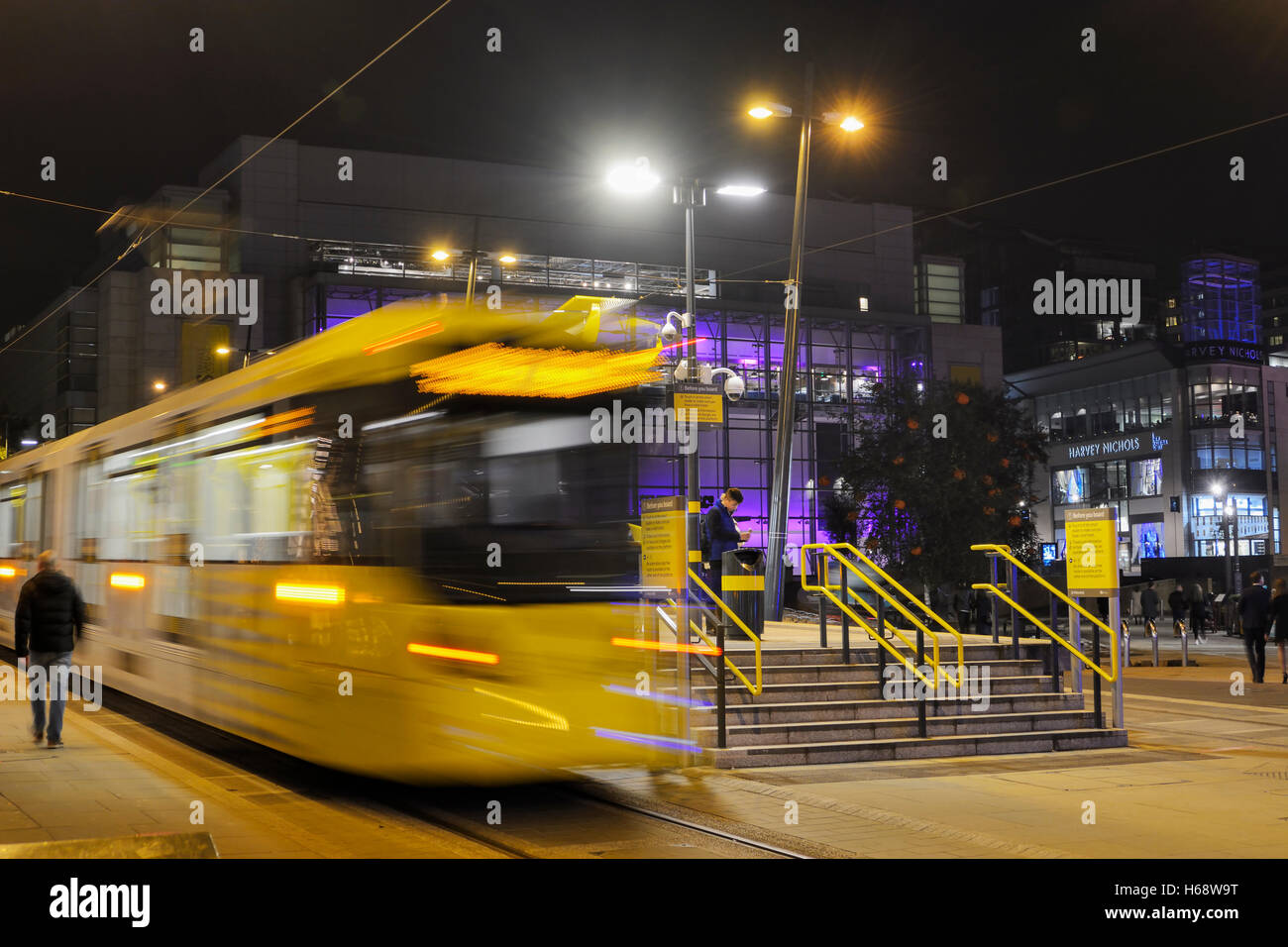 Metrolink Straßenbahn am Exchange Square Tramstopin Manchester. Stockfoto