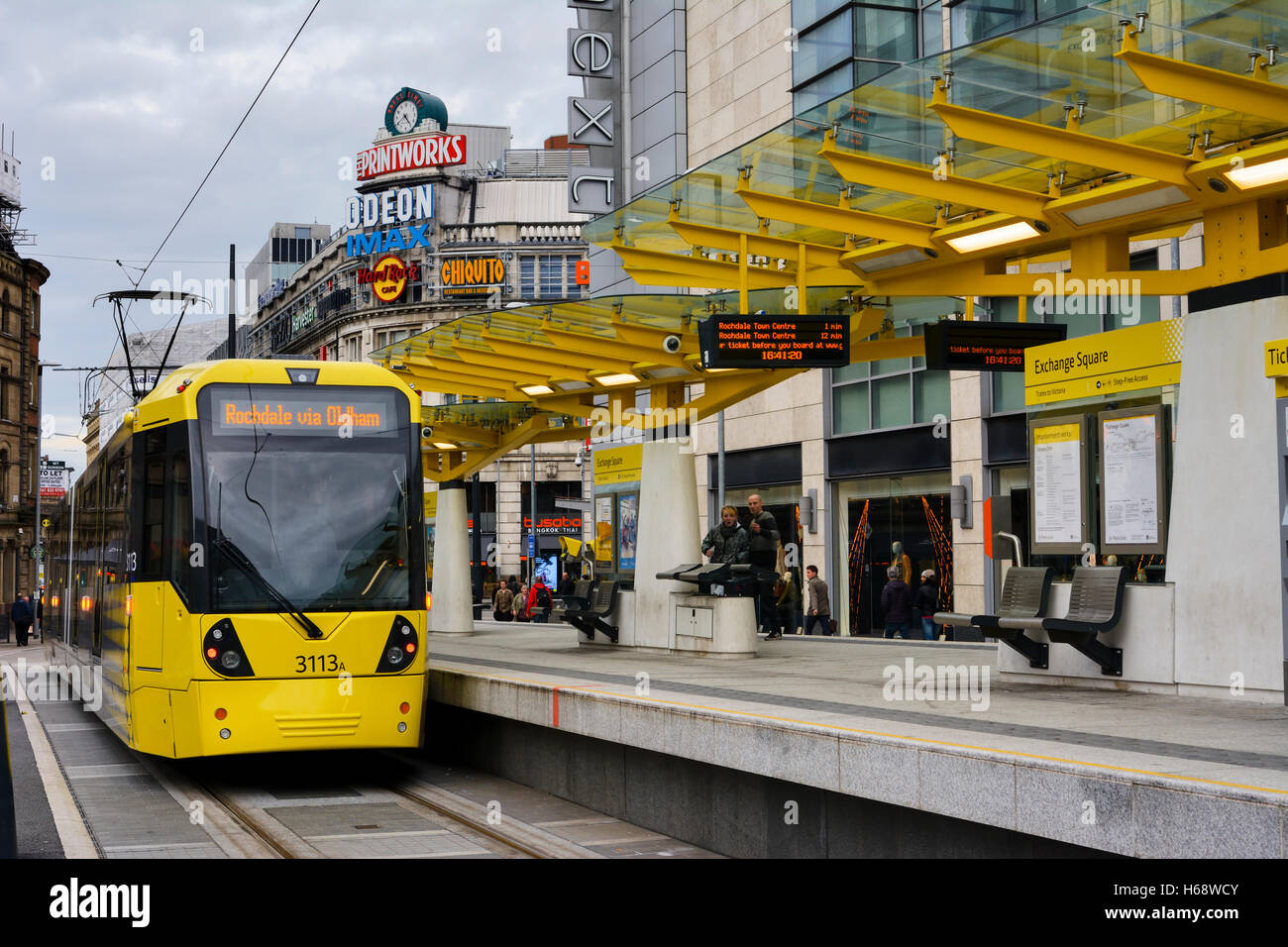 Metrolink Straßenbahn am Exchange Square Straßenbahnhaltestelle in Manchester. Stockfoto