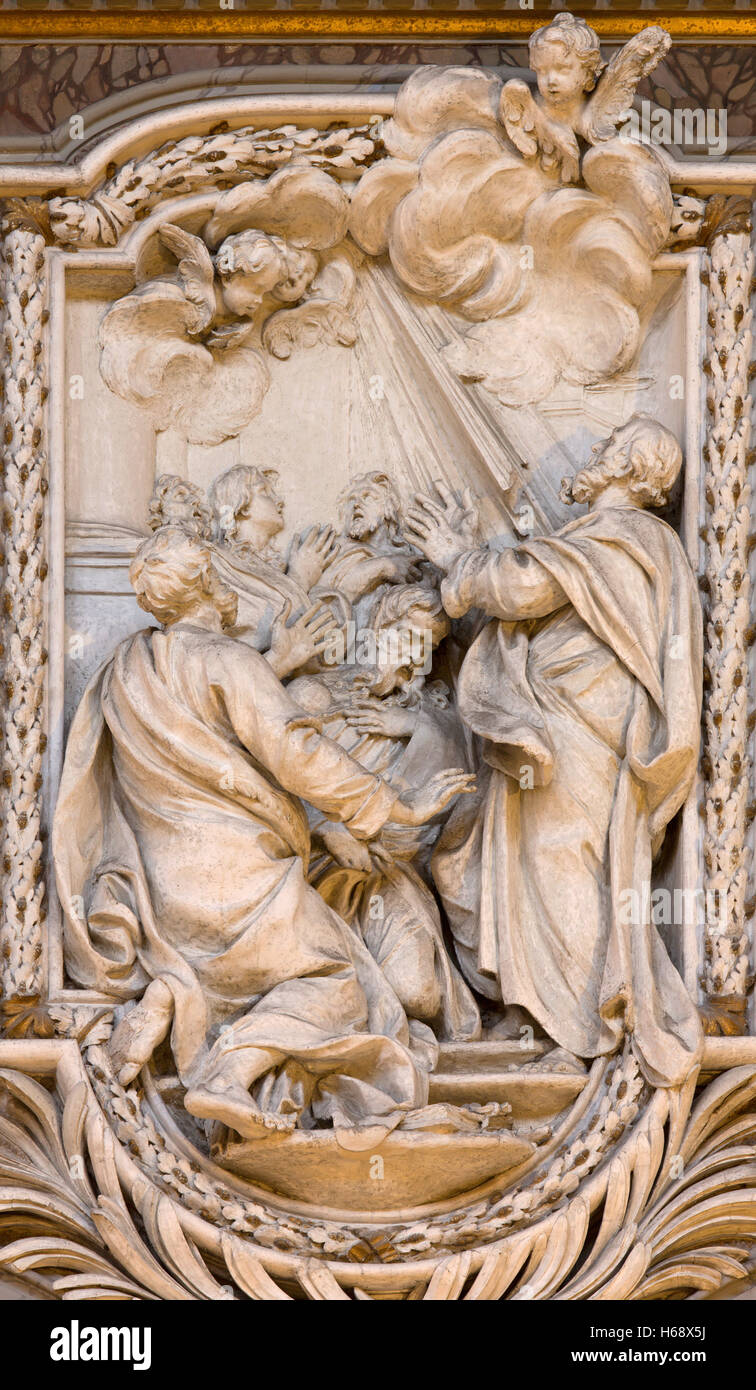 Rom - 10. März 2016: Das Relief der Szene aus dem Leben des St. Simon der Apostel von Salvatore Bercari (18. Cent.). Stockfoto