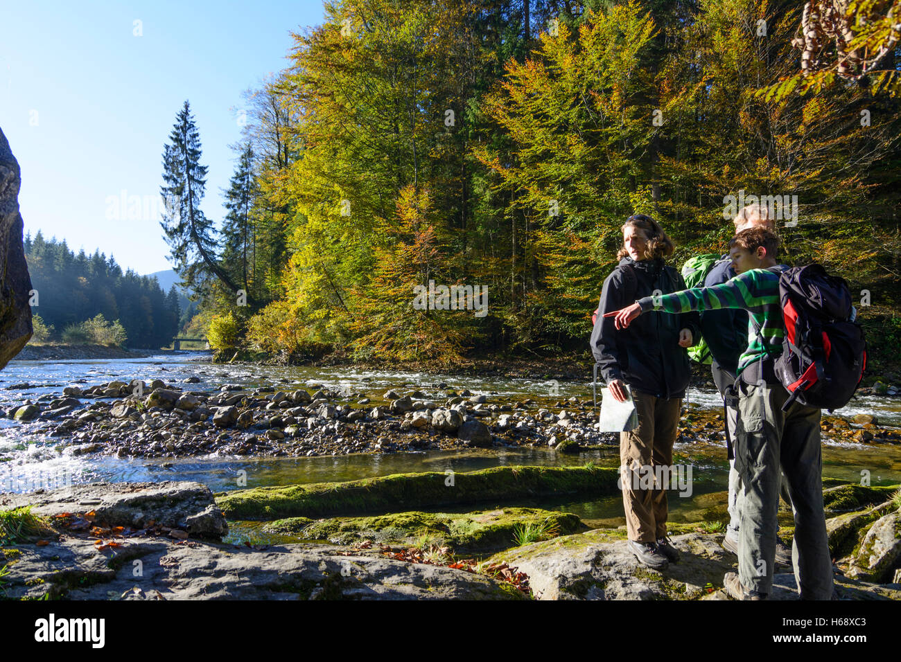 Saulgrub: Familie Wanderer auf der Suche nach Möglichkeit bei Bank Fluss Ammer Wandern, Oberbayern, Oberbayern, Bayern, Bayern, Deutschland Stockfoto