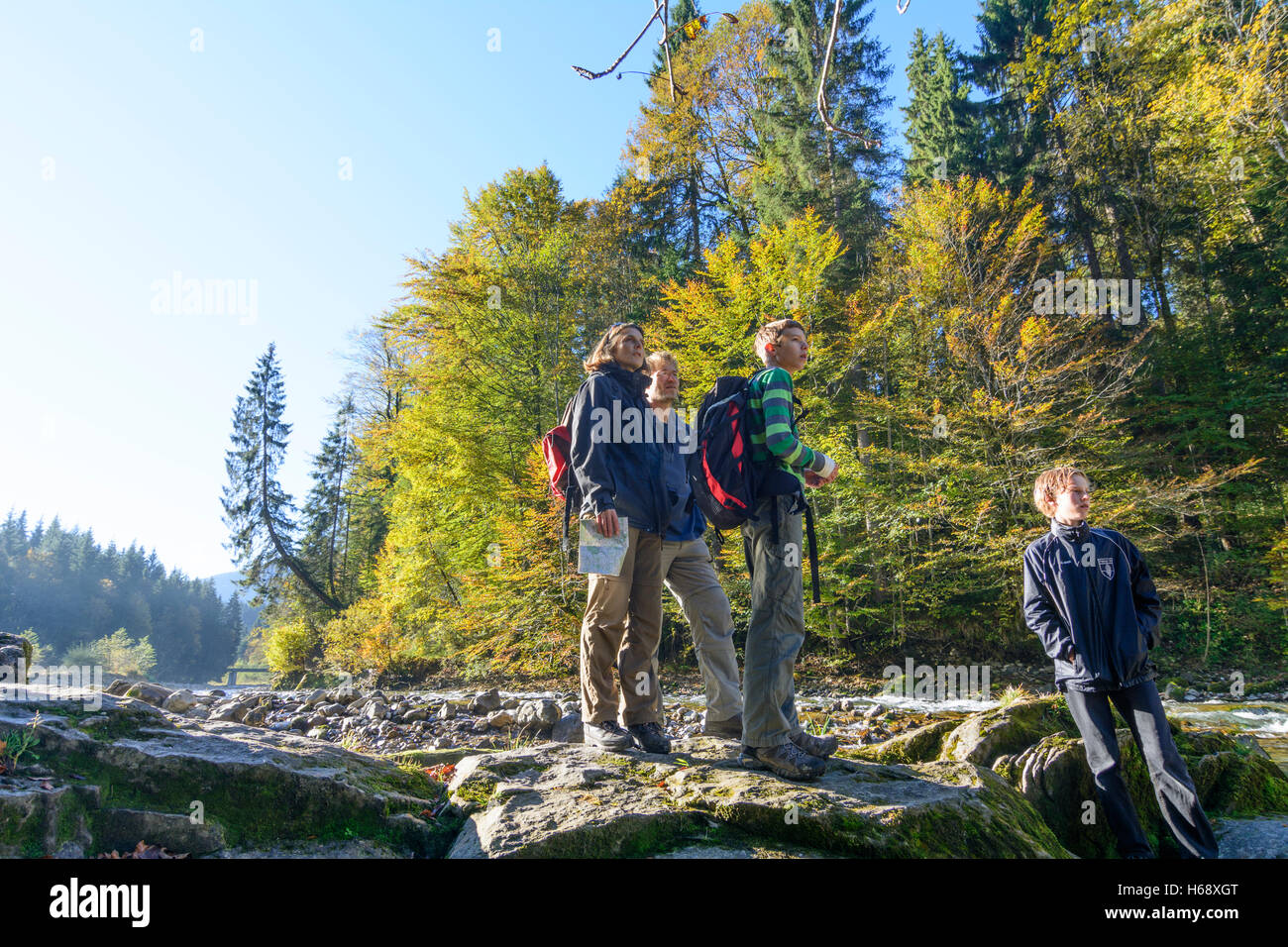 Saulgrub: Familie Wanderer auf der Suche nach Möglichkeit bei Bank Fluss Ammer Wandern, Oberbayern, Oberbayern, Bayern, Bayern, Deutschland Stockfoto