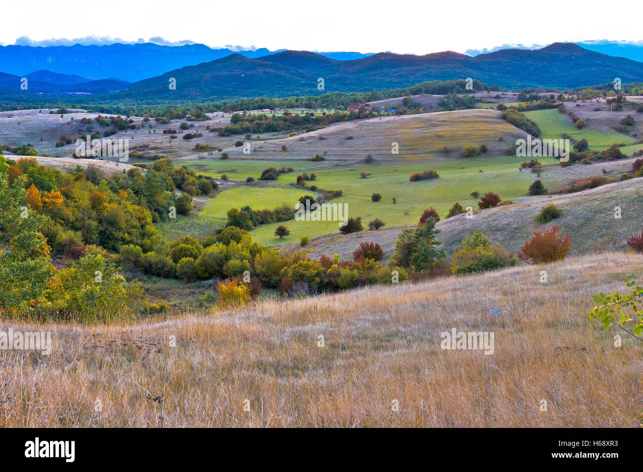 Herbstliche Landschaft der Region Lika und Velebit-Gebirges, Kroatien Stockfoto