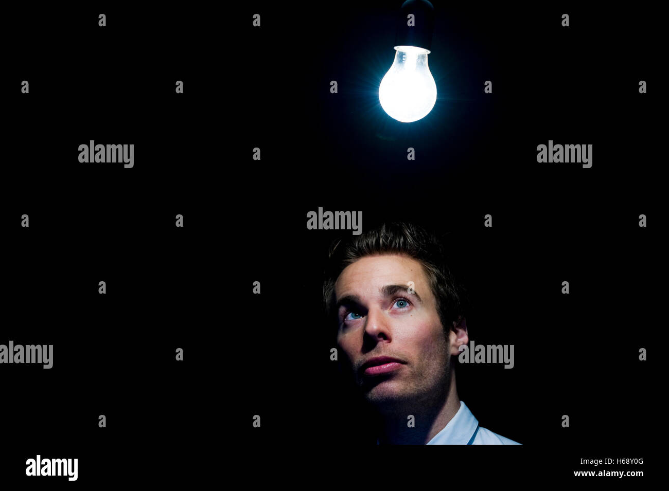 Mann, Glühbirne, symbolisches Bild für die Erleuchtung Stockfoto