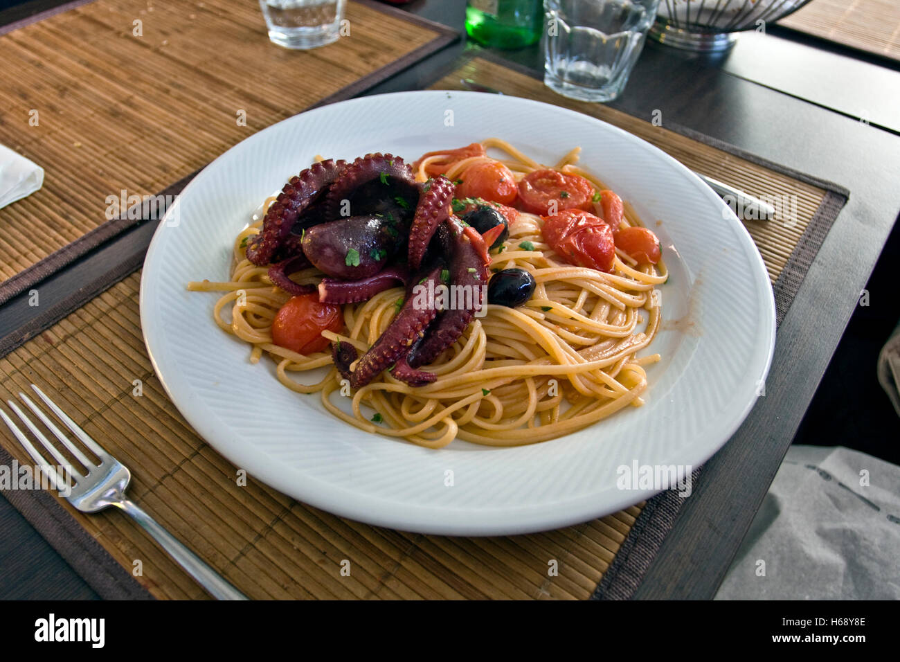 Meeresfrüchte Spaghetti allo Scoglio mit Octopus und kleine Kirsche Pachino Tomaten, Neapel, Kampanien, Italien Stockfoto