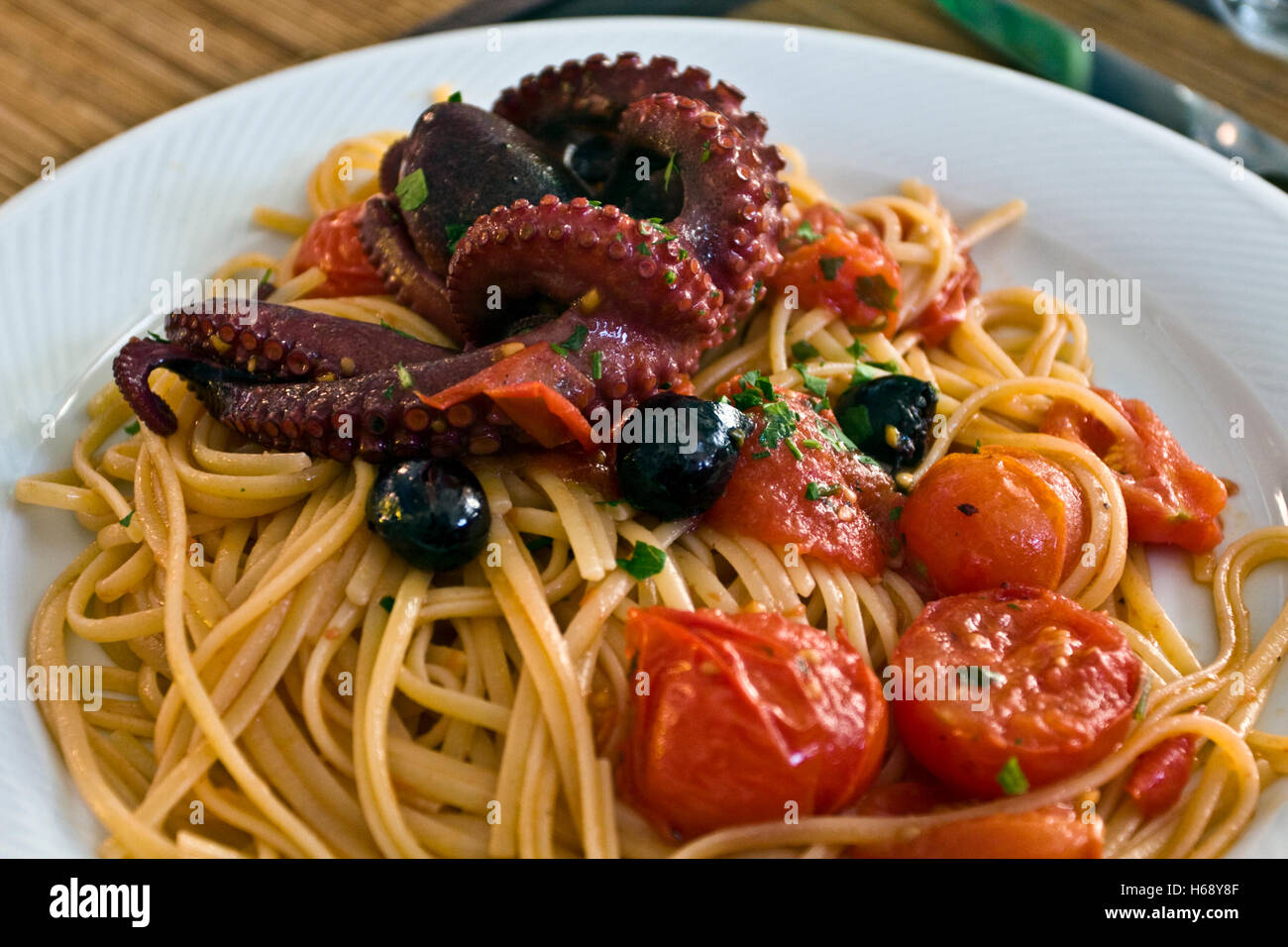 Meeresfrüchte Spaghetti allo Scoglio mit Octopus und kleine Kirsche Pachino Tomaten, Neapel, Kampanien, Italien Stockfoto