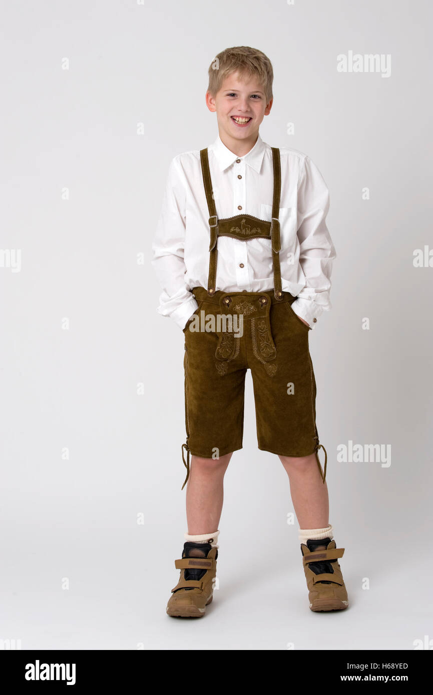 Jungen tragen Lederhose, traditionelle bayerische Lederhosen  Stockfotografie - Alamy