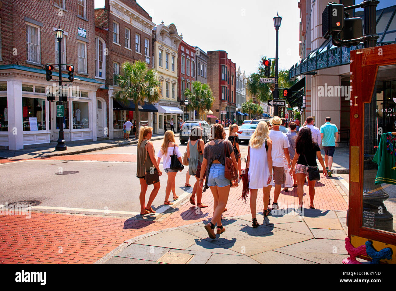 Gruppe von Touristen an der Market Street in der Innenstadt von Charleston, SC Stockfoto