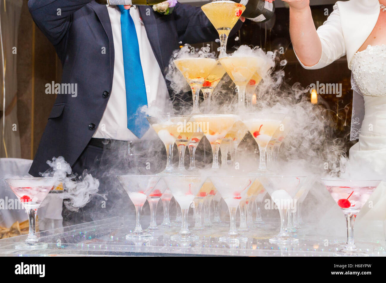 Die Brille besteht aus einer Folie für Champagner Stockfoto