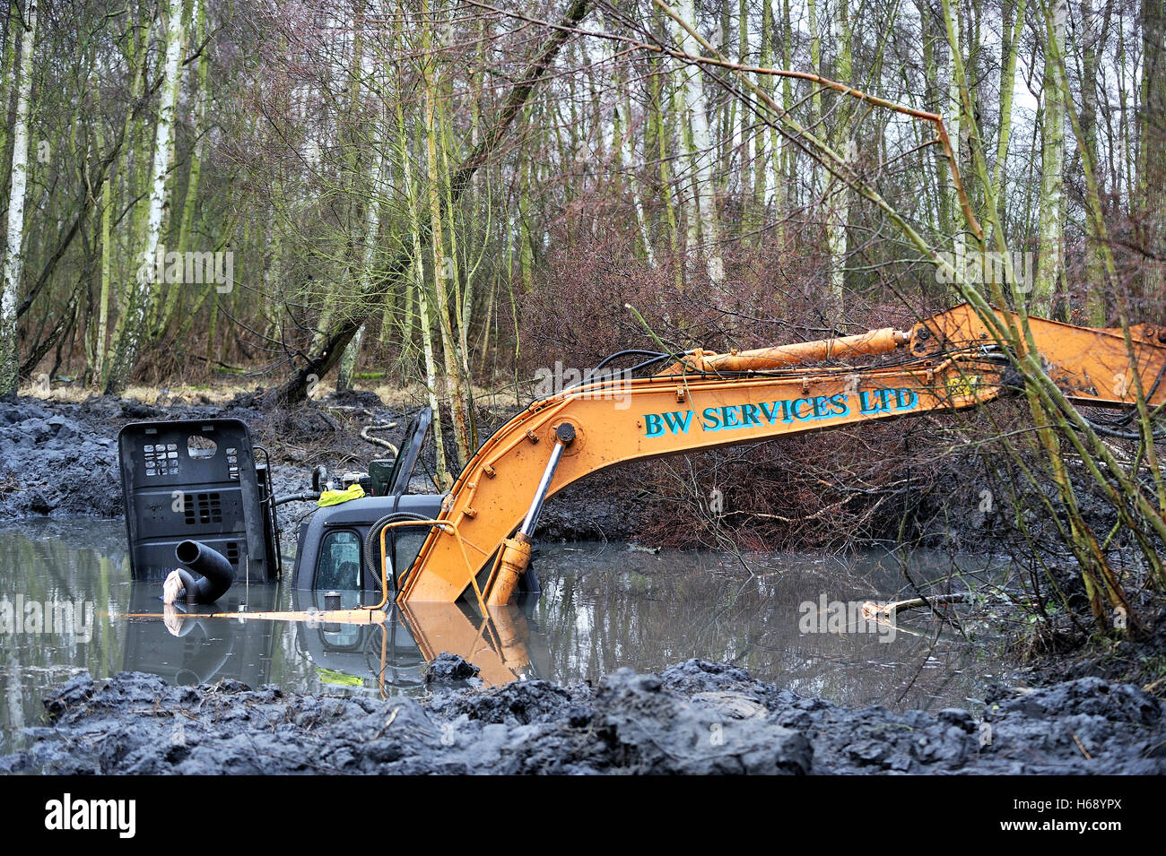 Mechanischen Bagger im Schlamm stecken Stockfoto
