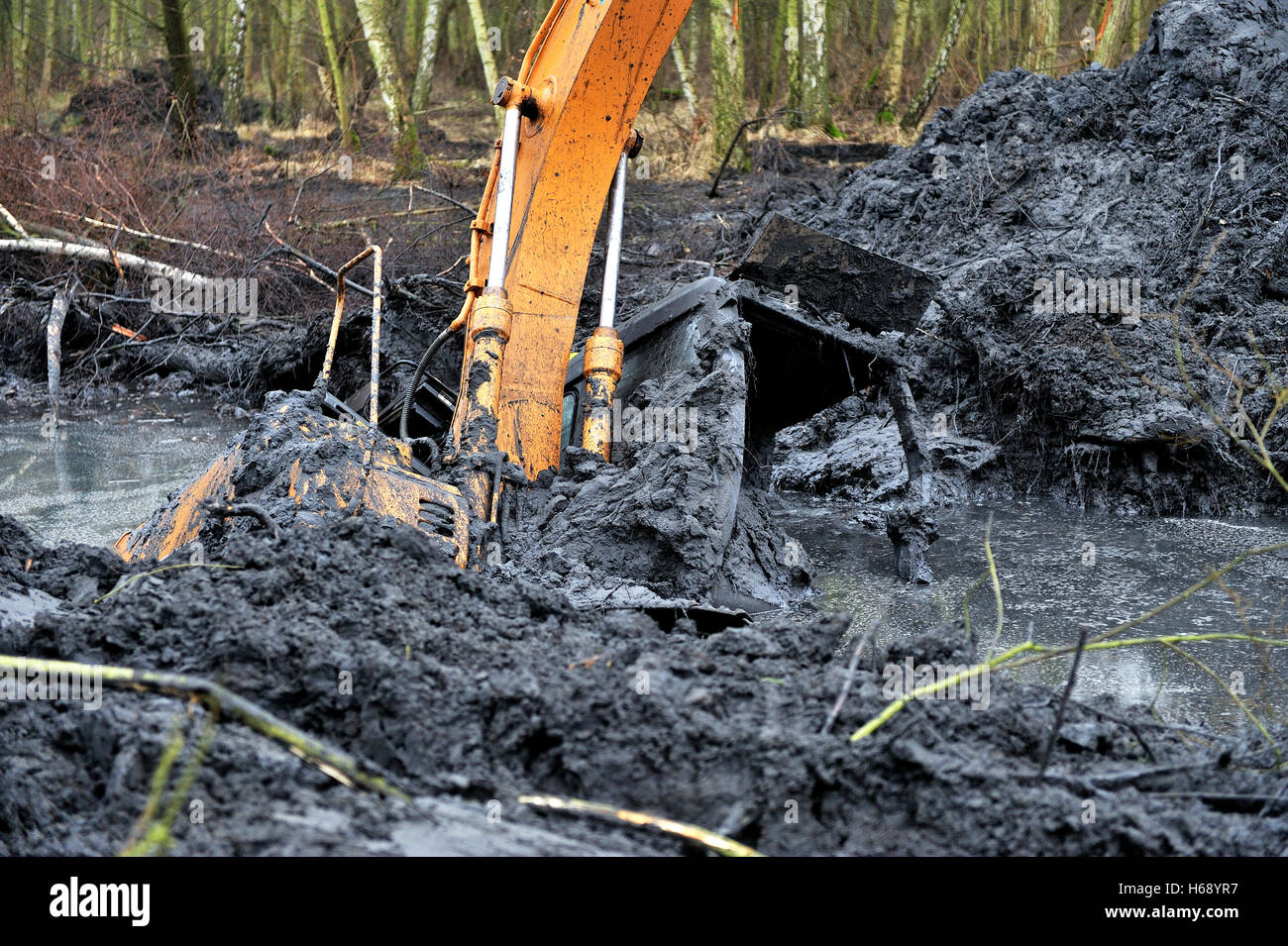 Ein mechanischen Bagger im Schlamm stecken Stockfoto